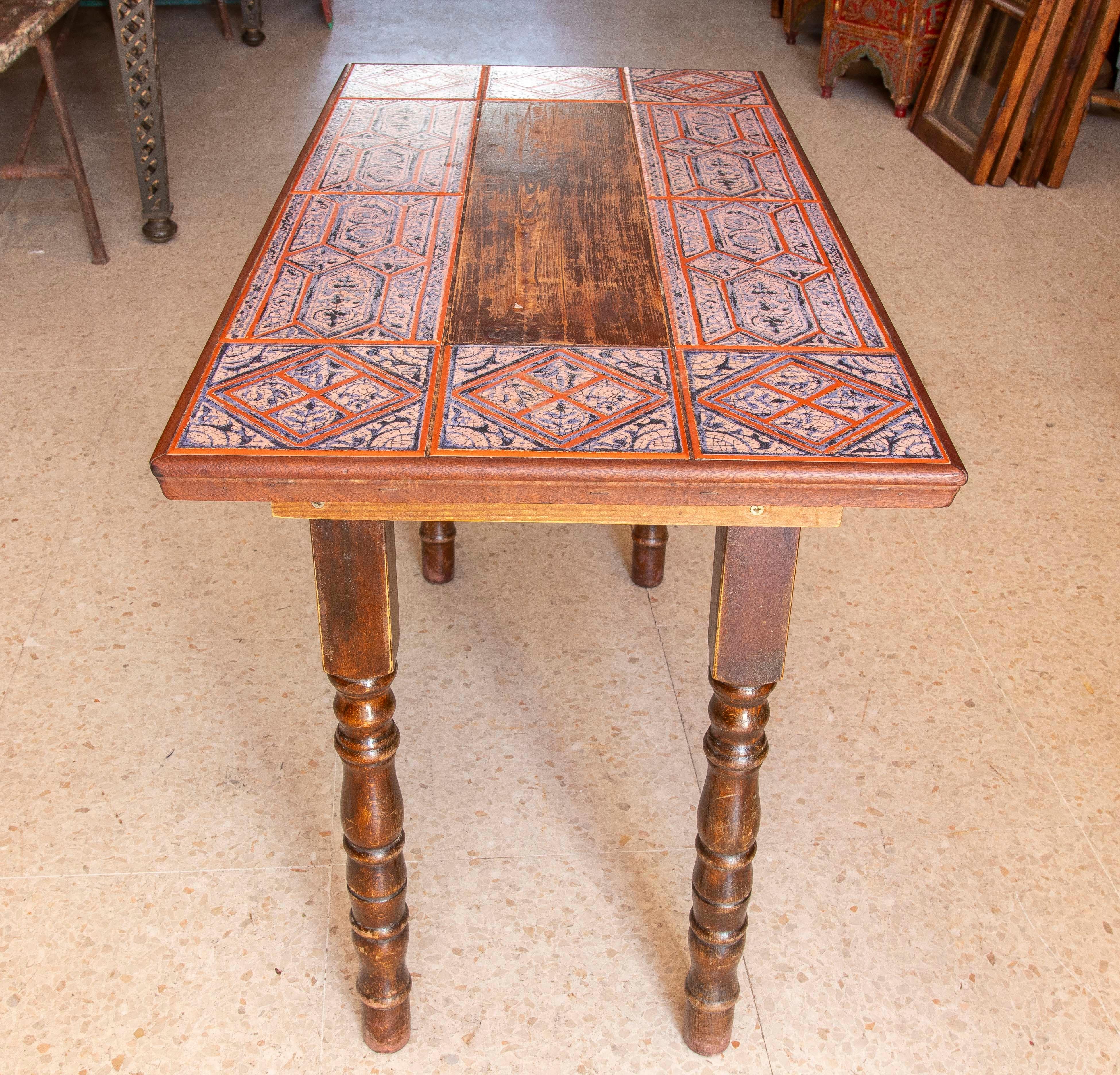 20ième siècle Table espagnole en bois avec pieds tournés et plateau carrelé en vente