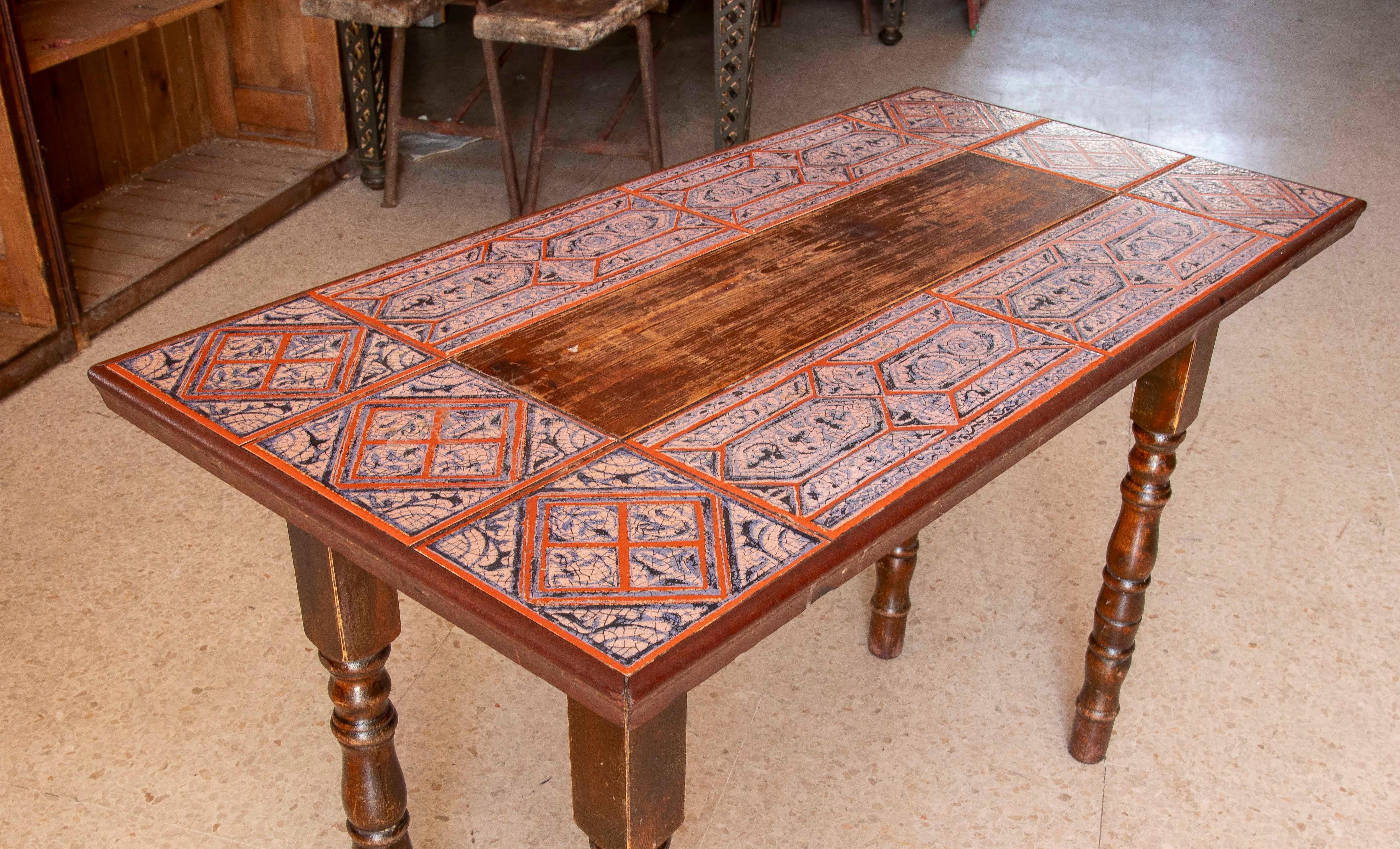 Céramique Table espagnole en bois avec pieds tournés et plateau carrelé en vente