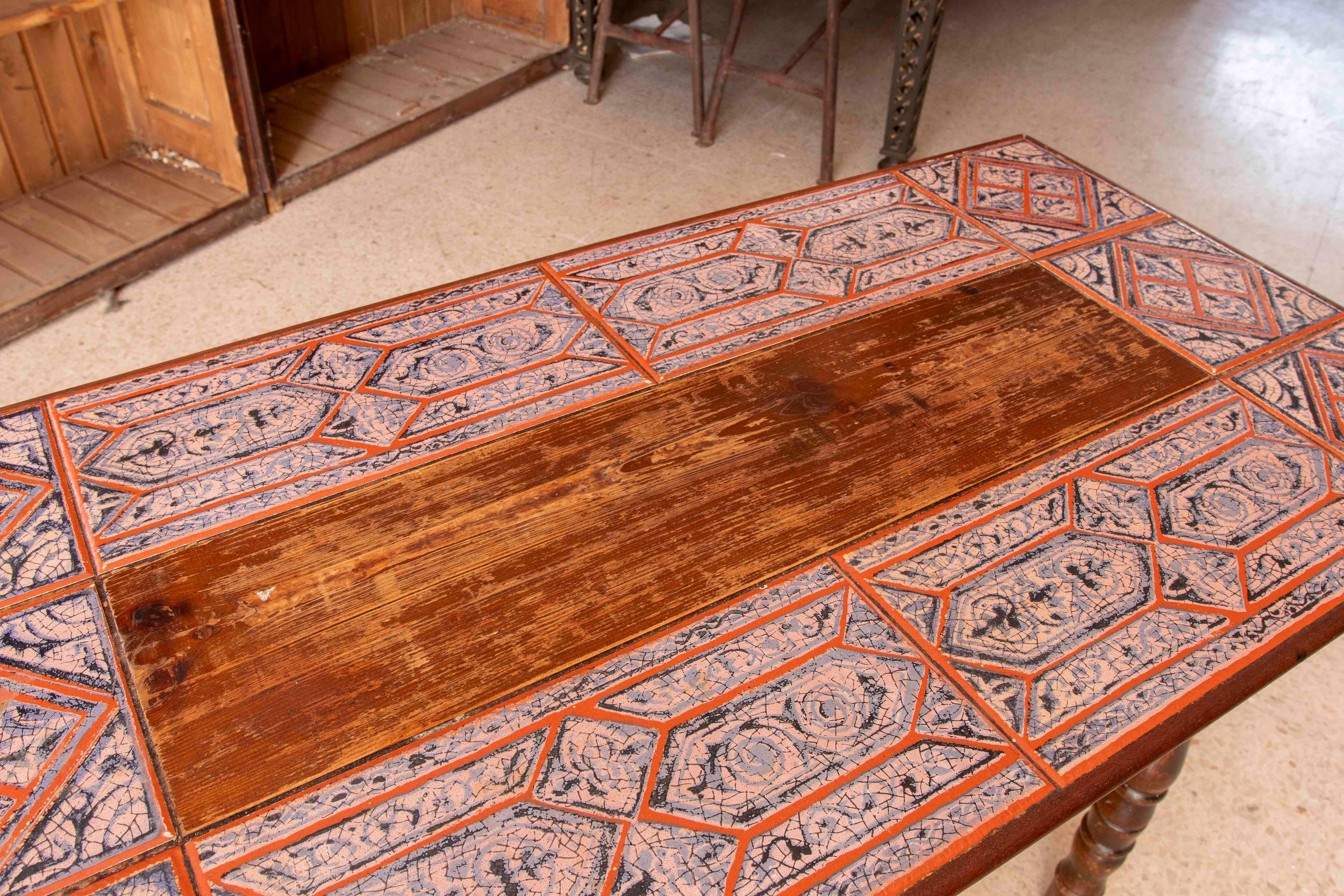 Table espagnole en bois avec pieds tournés et plateau carrelé en vente 2