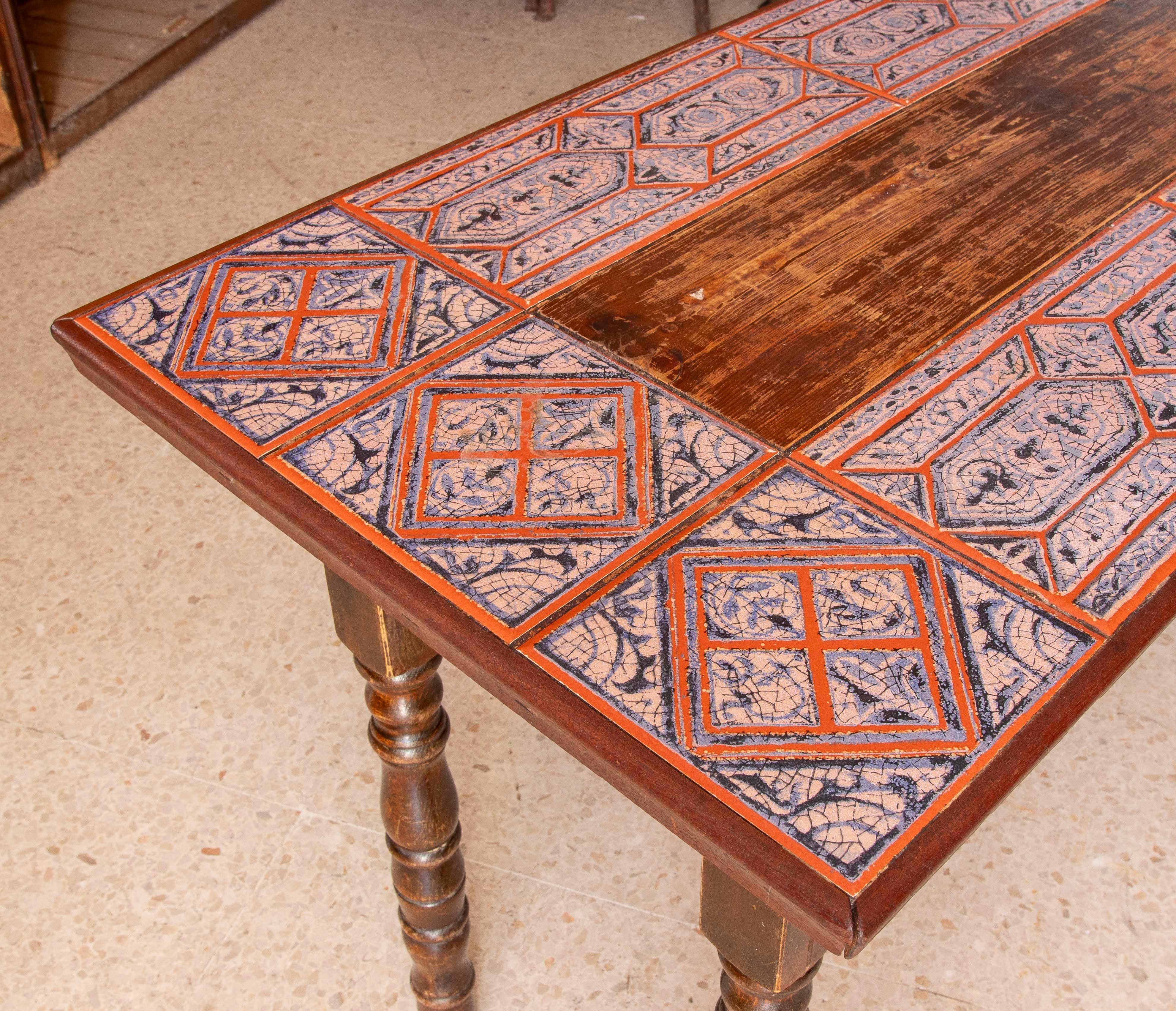 Table espagnole en bois avec pieds tournés et plateau carrelé en vente 3