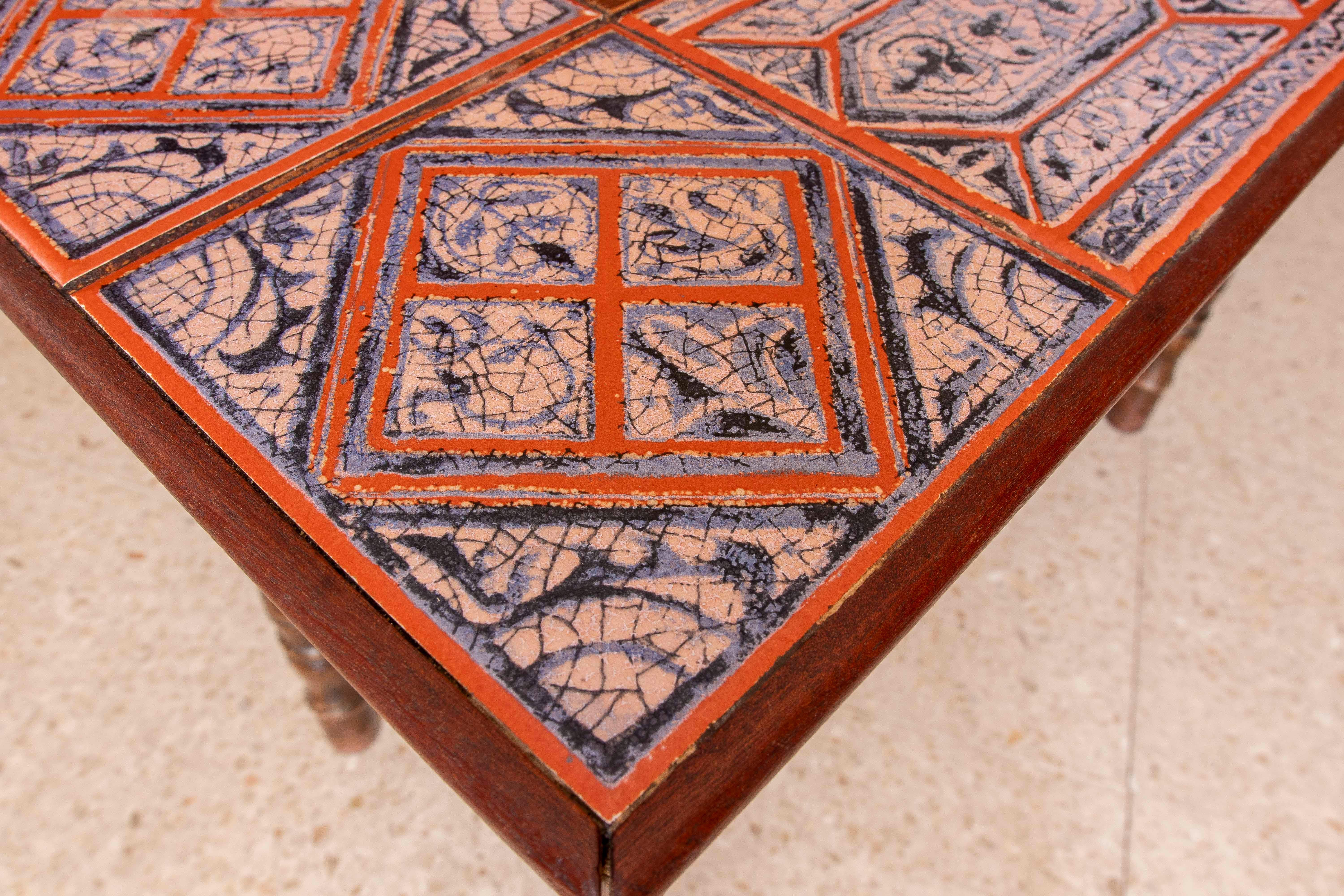 Table espagnole en bois avec pieds tournés et plateau carrelé en vente 4