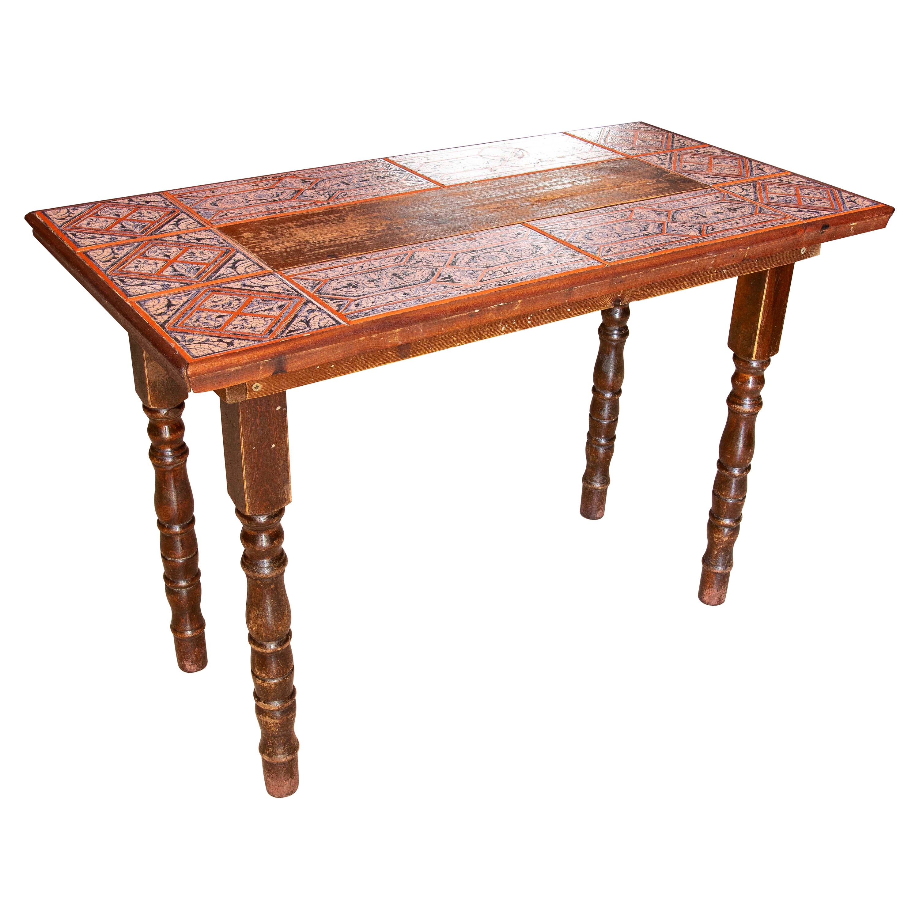 Tavolo spagnolo in legno con gambe tornite e piano piastrellato