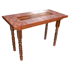 Tavolo spagnolo in legno con gambe tornite e piano piastrellato