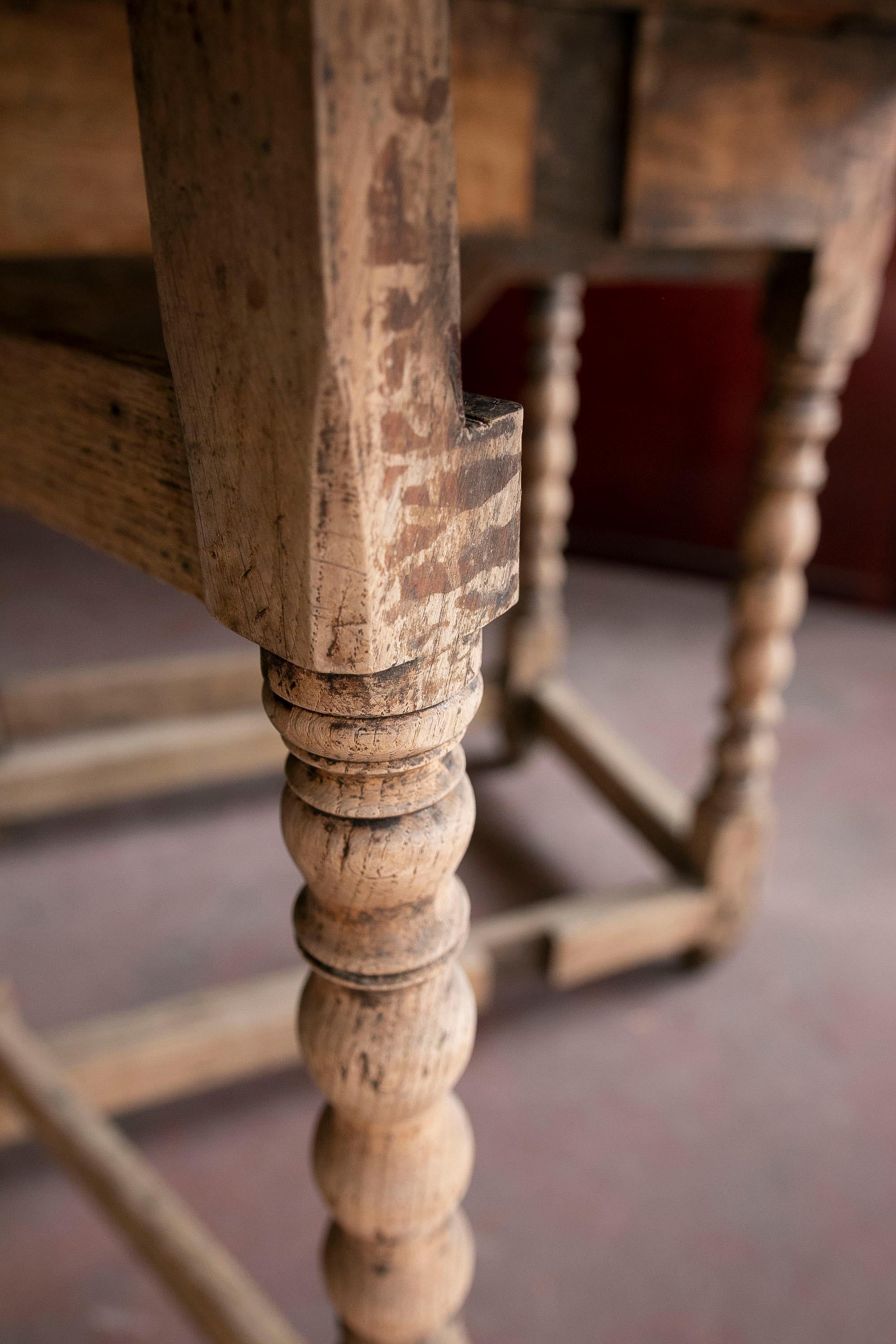 Spanischer Flügeltisch aus Holz mit gedrechselten Beinen  im Angebot 10