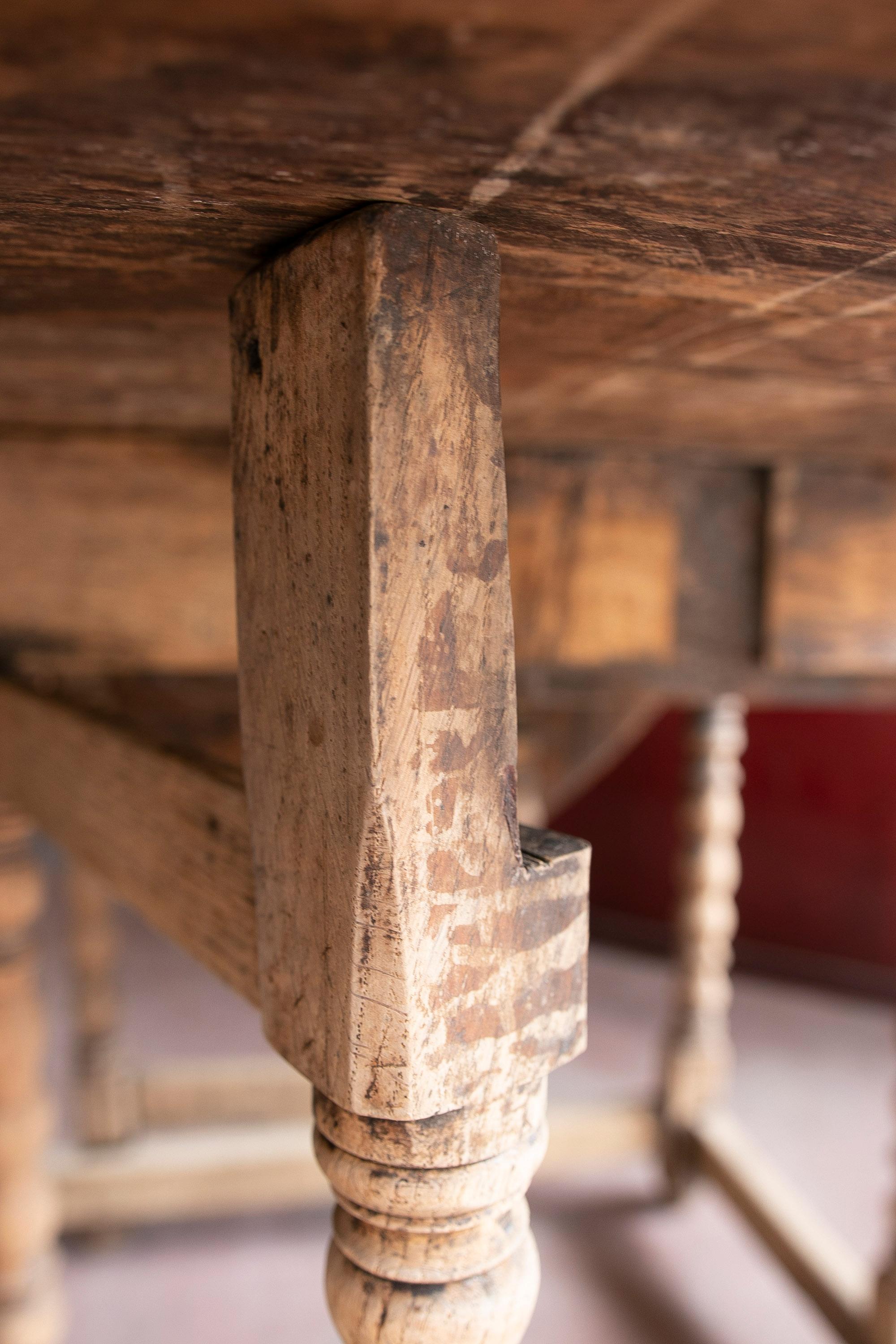 Spanischer Flügeltisch aus Holz mit gedrechselten Beinen  im Angebot 11