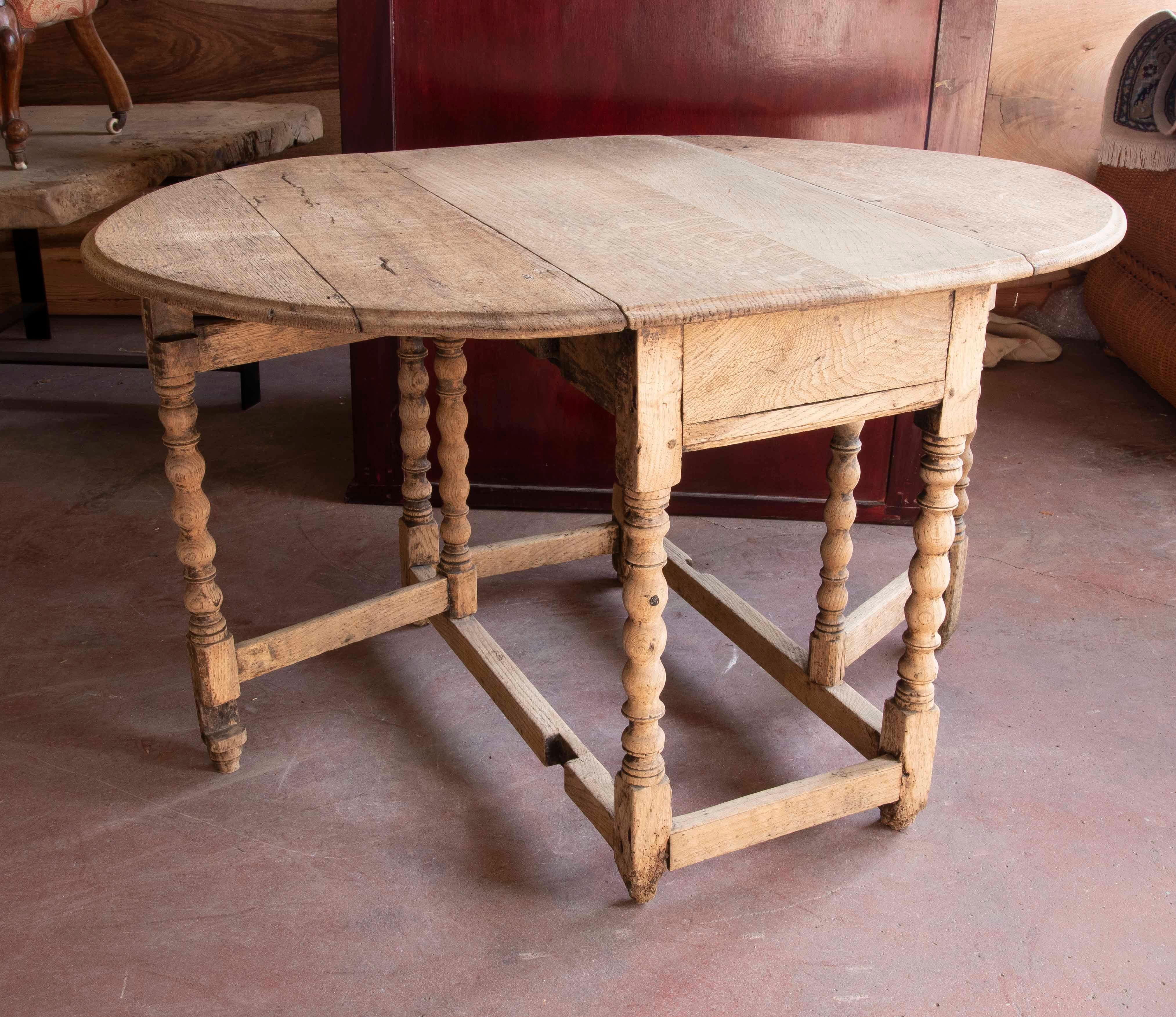 Spanischer Flügeltisch aus Holz mit gedrechselten Beinen 
Abmessungen des offenen Tisches 122cm