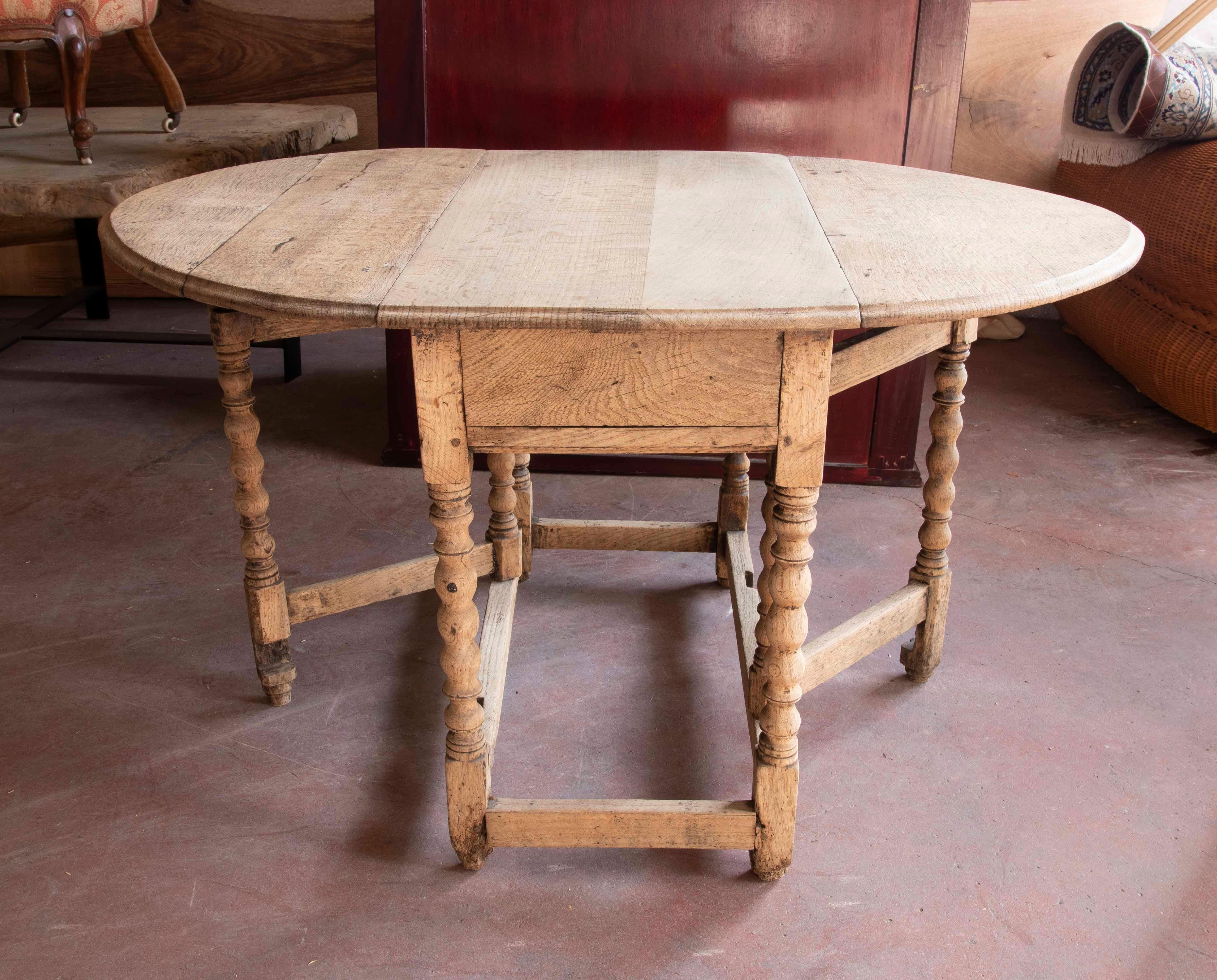 Spanish Wooden Wing Table with Turned Legs  In Good Condition For Sale In Marbella, ES