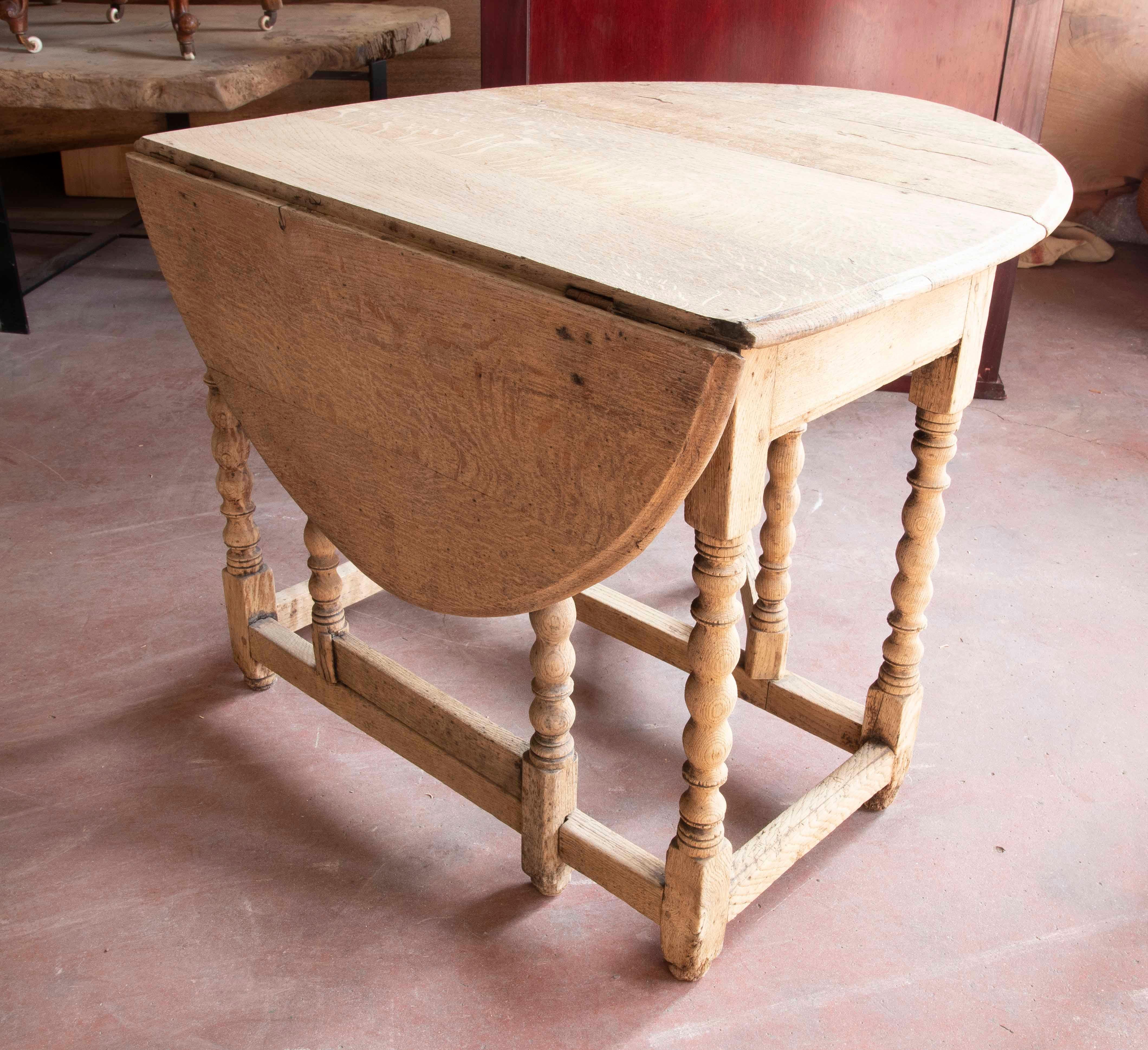 Spanischer Flügeltisch aus Holz mit gedrechselten Beinen  im Angebot 2