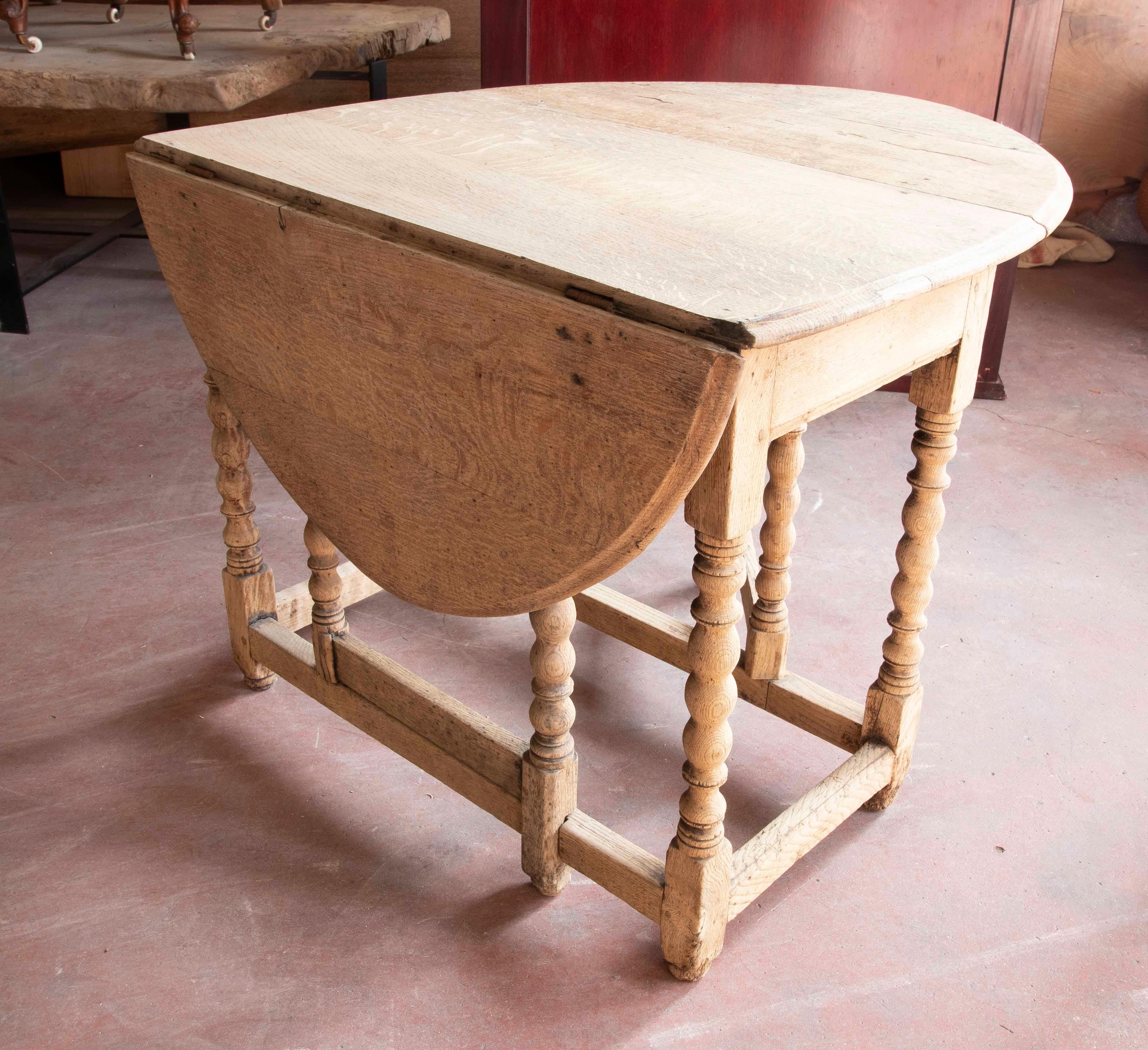 Spanischer Flügeltisch aus Holz mit gedrechselten Beinen im Angebot 2