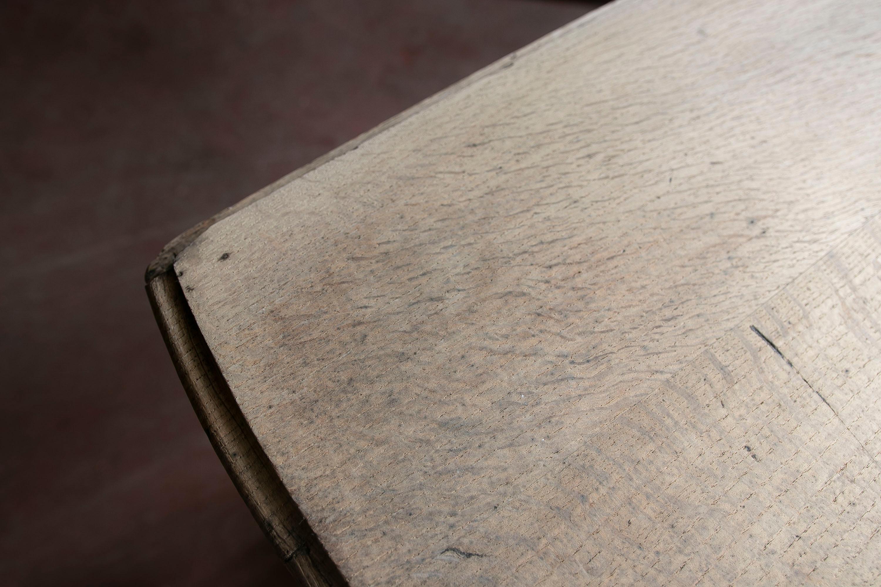 Spanischer Flügeltisch aus Holz mit gedrechselten Beinen  im Angebot 4