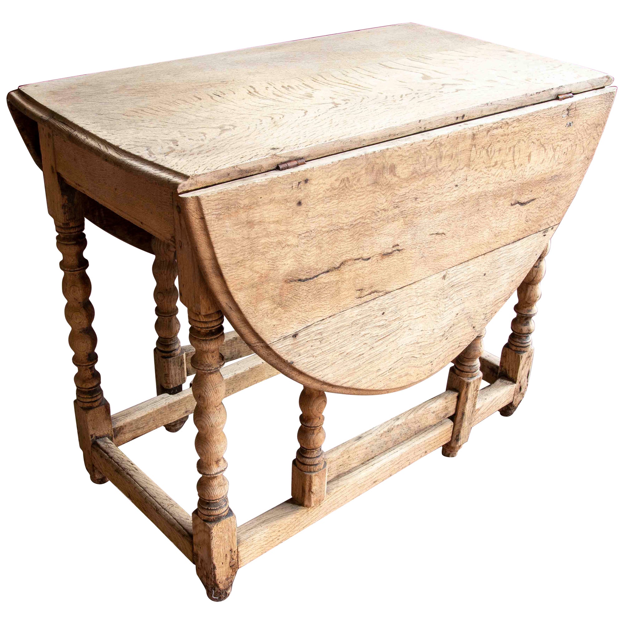 Mesa española de madera con patas torneadas