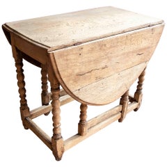 Mesa española de madera con patas torneadas