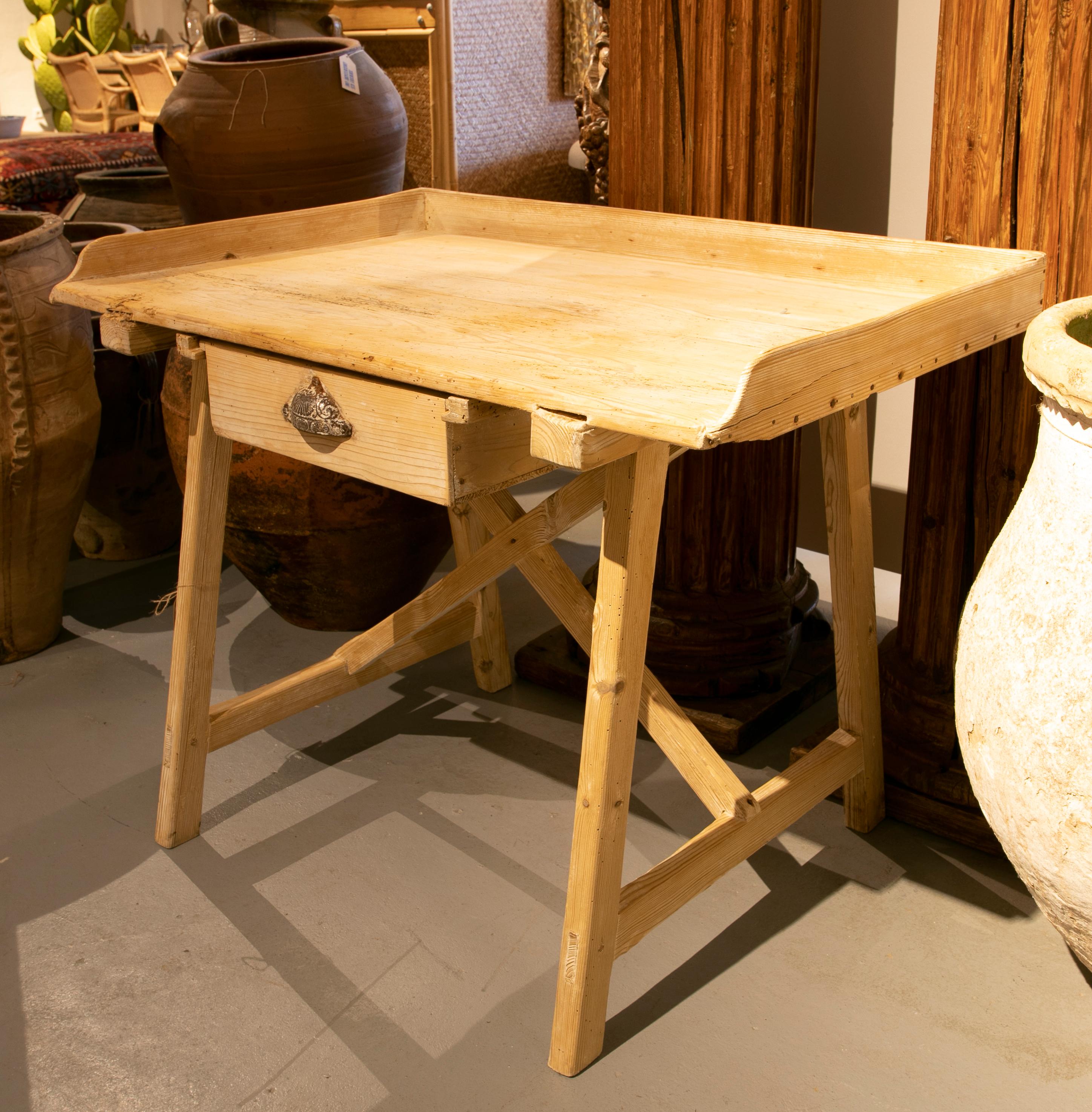 Spanish Writing Desk with Pine Wood Drawer In Good Condition In Marbella, ES