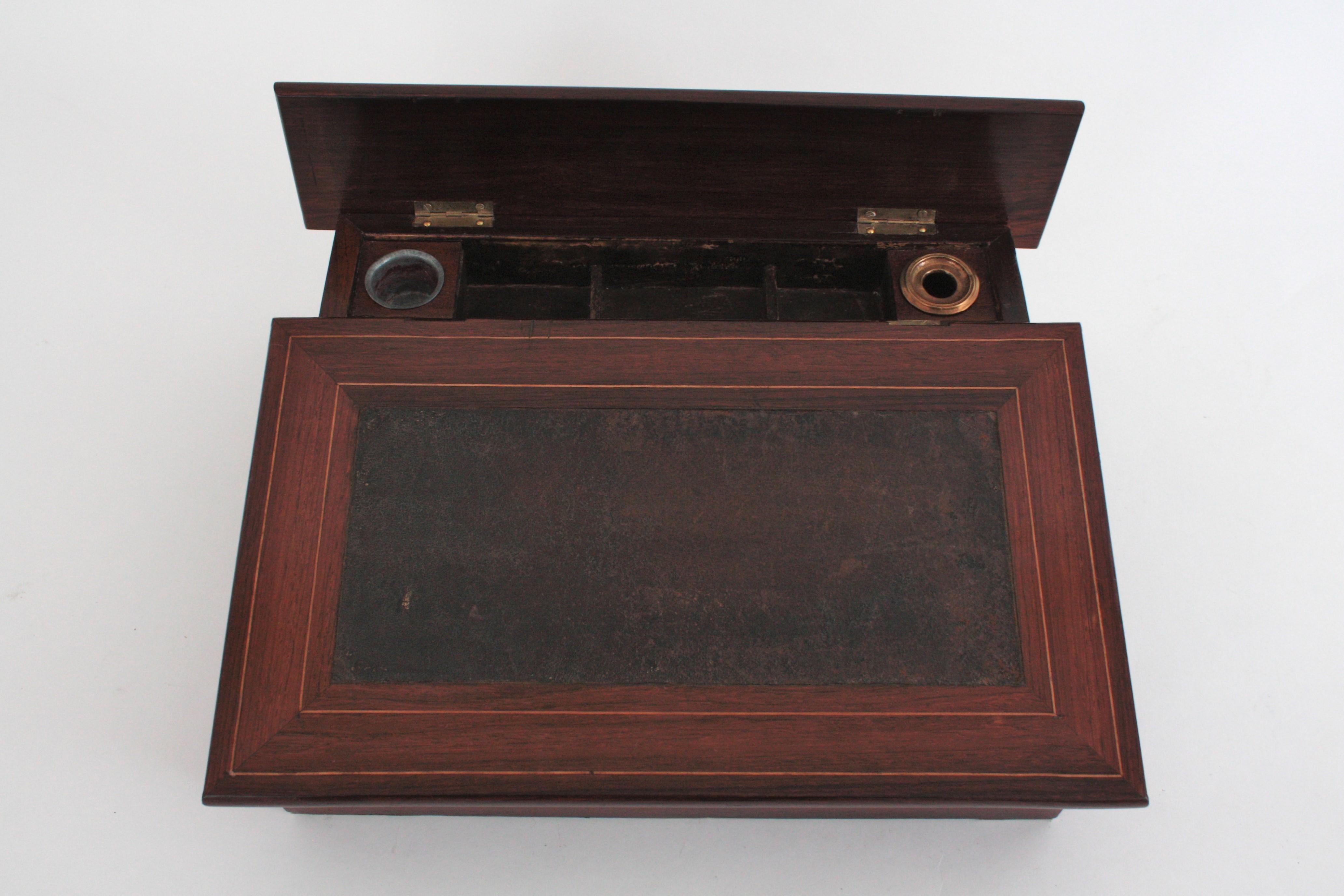 Spanische Schreibschrägbox aus Nussbaum und Leder (Regency) im Angebot