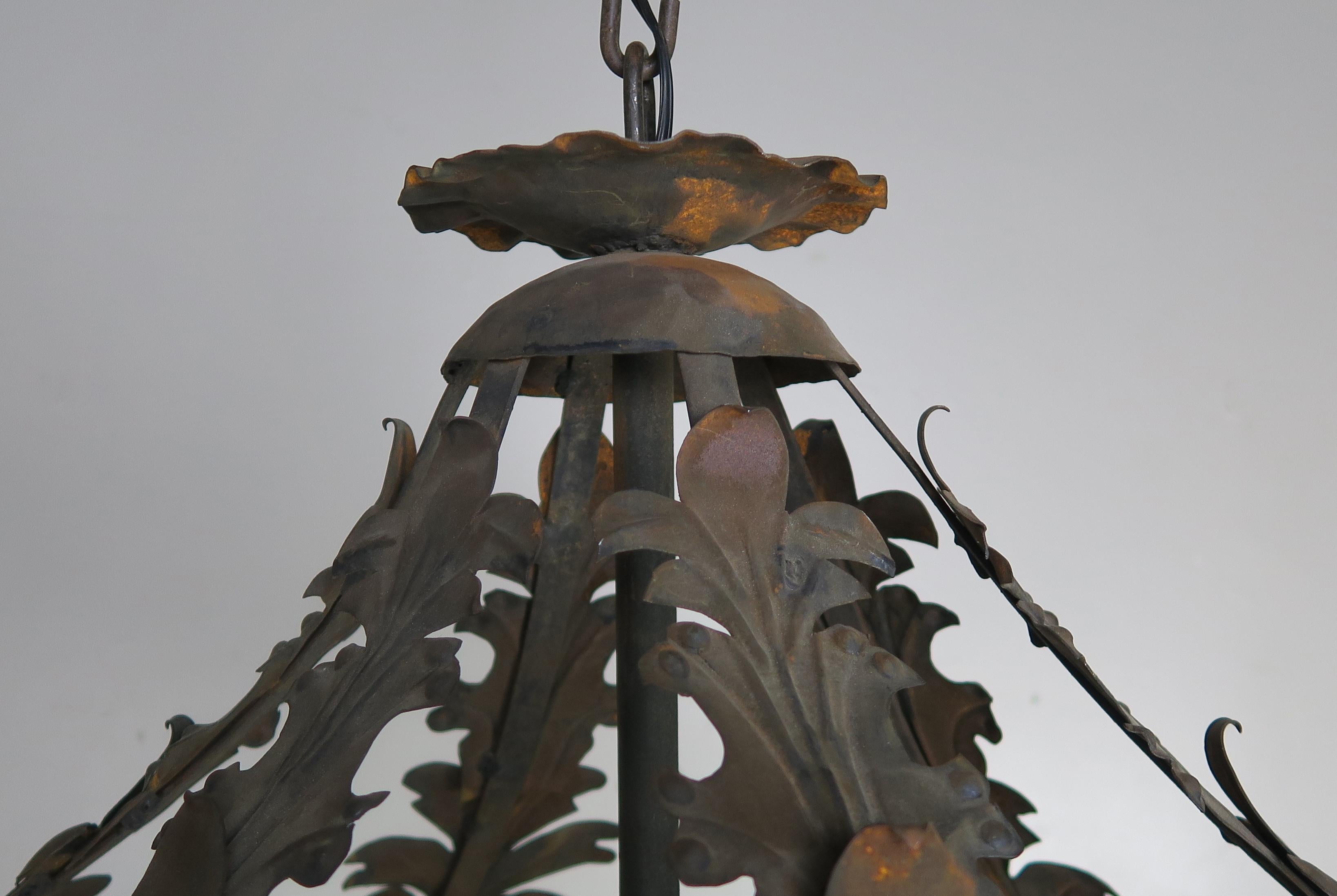 Lanterne espagnole en fer forgé et verre cannelé, vers les années 1930 Abîmé - En vente à Los Angeles, CA