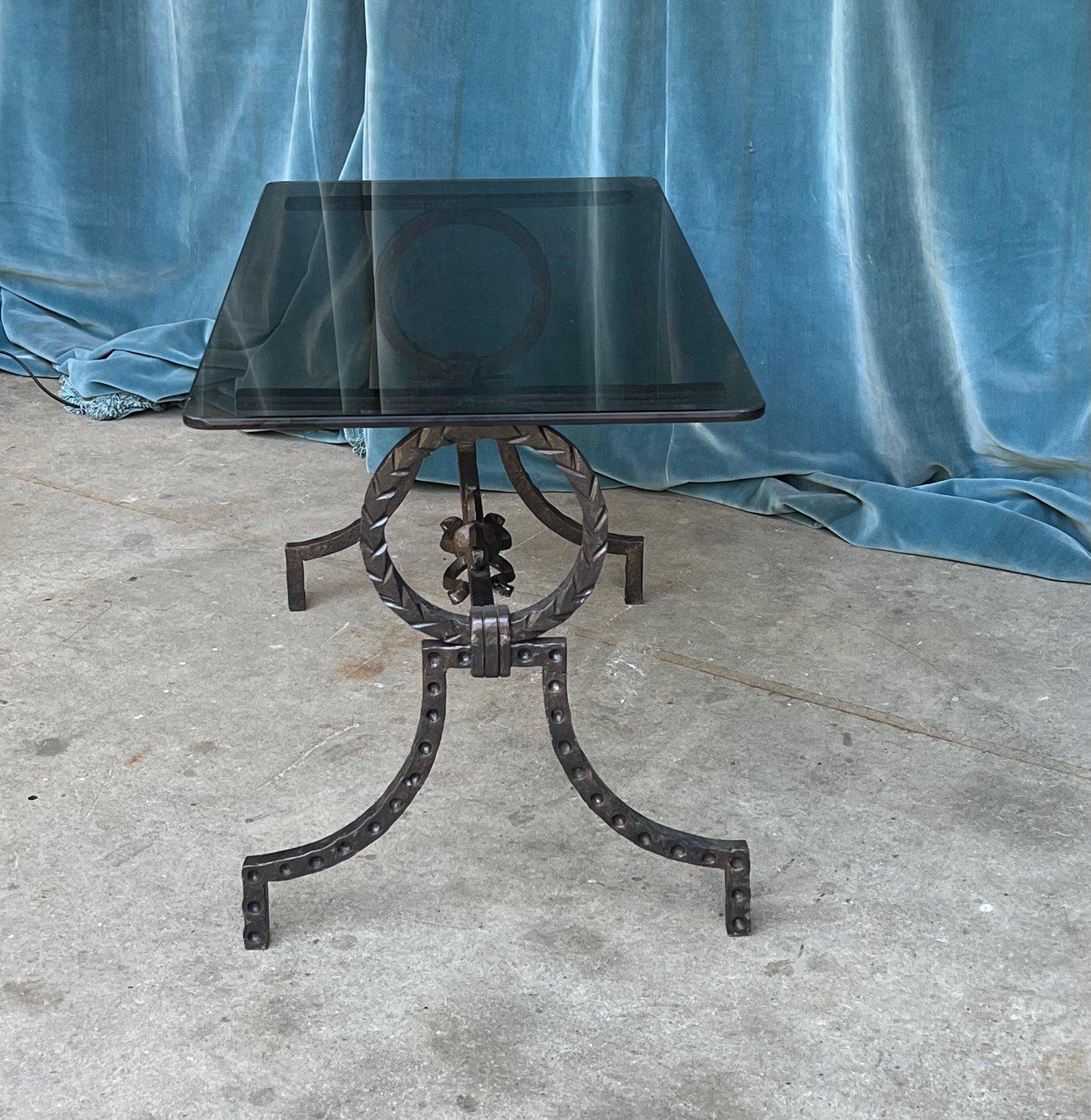 Table basse espagnole en fer forgé avec plateau en verre gris Bon état - En vente à Buchanan, NY