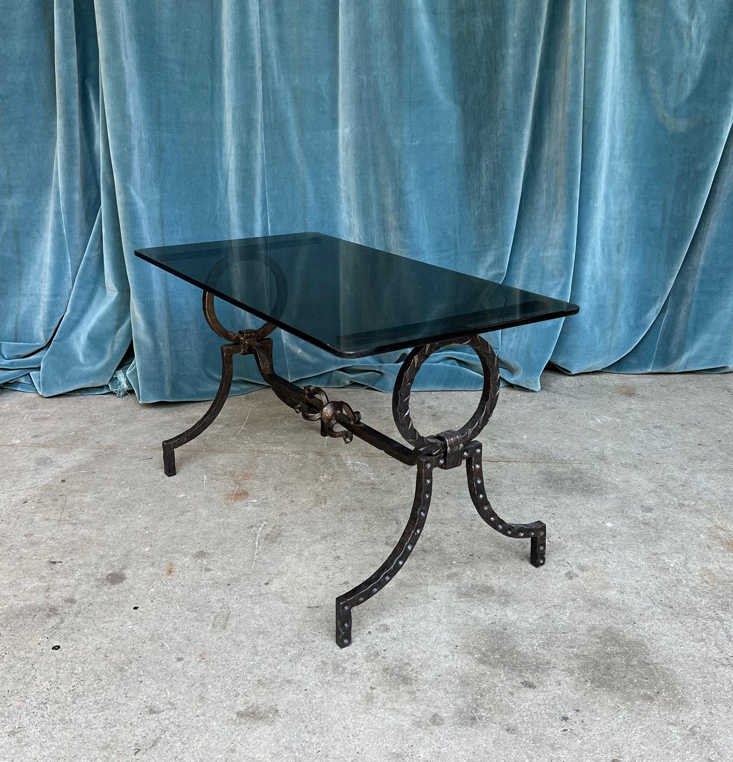 Milieu du XXe siècle Table basse espagnole en fer forgé avec plateau en verre gris en vente