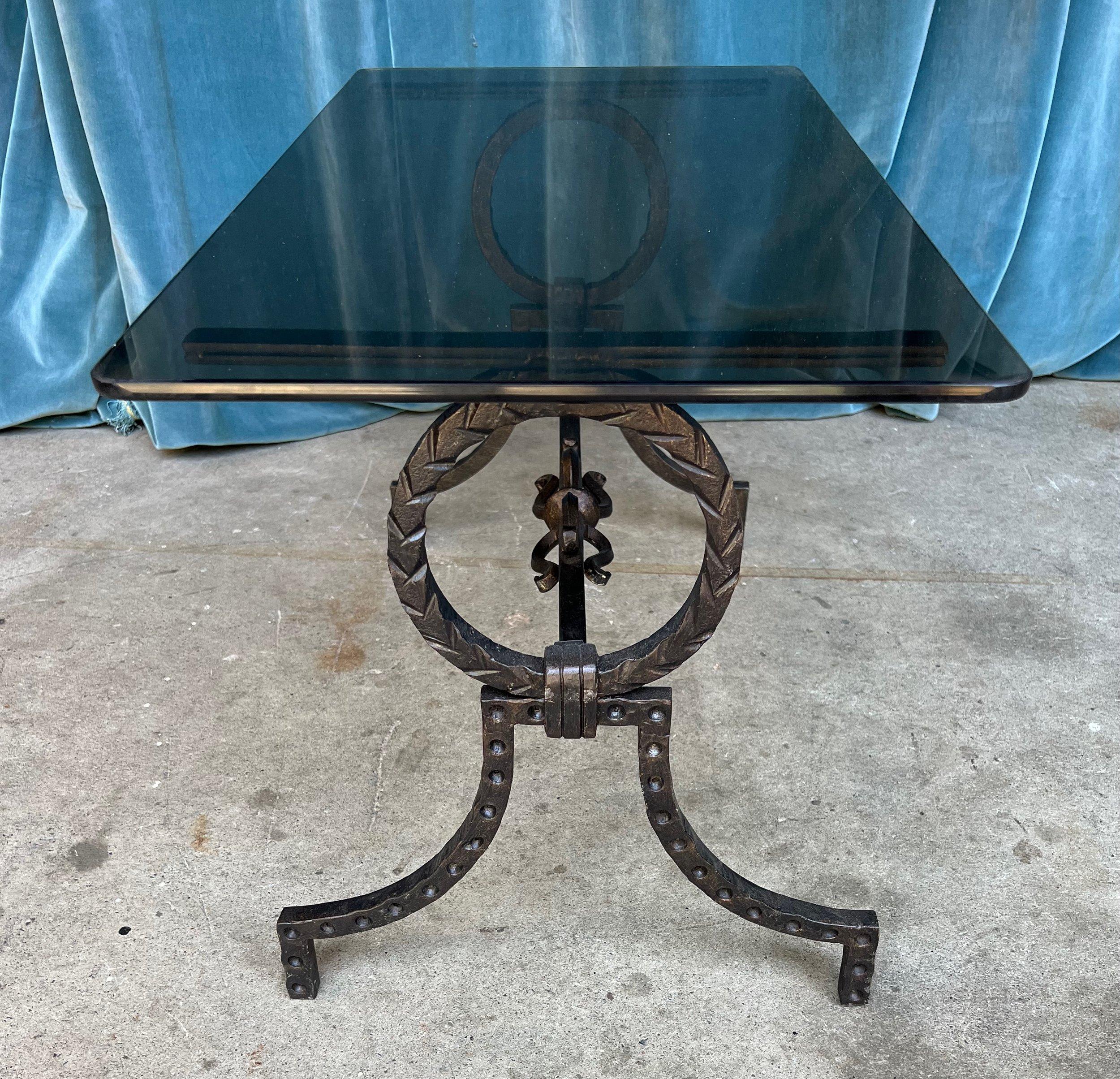 Table basse espagnole en fer forgé avec plateau en verre gris en vente 2