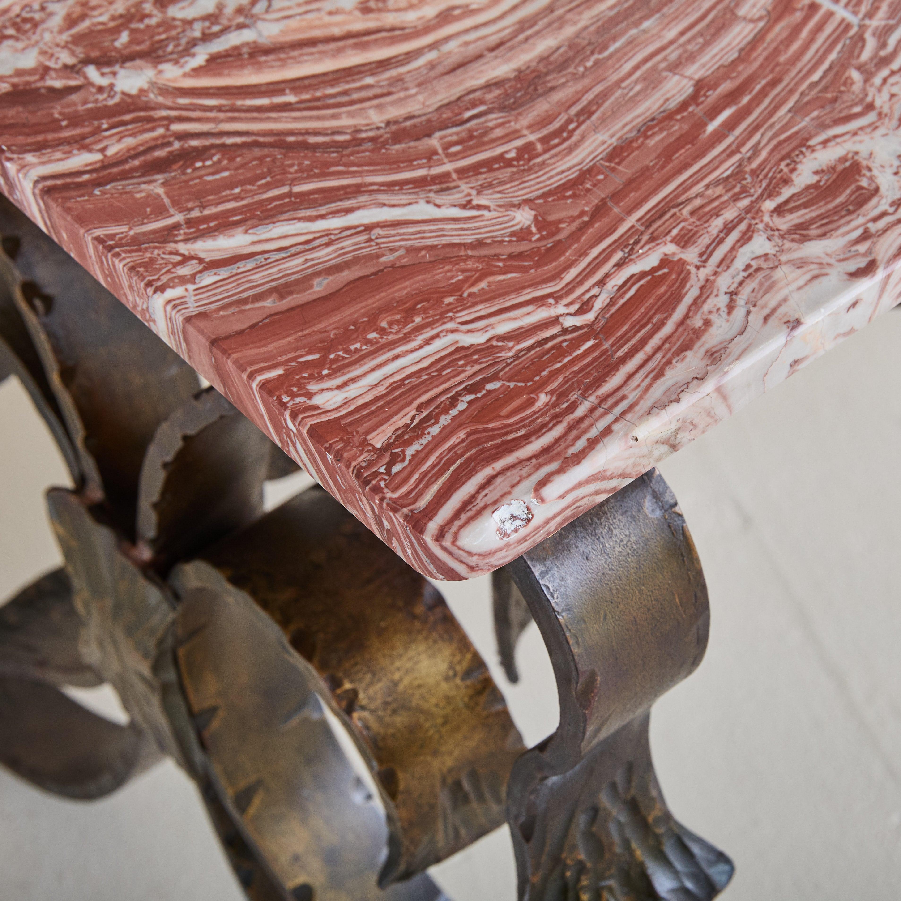 Mesa de centro española de hierro forjado con tapa de mármol rojo, S. XIX en venta 4