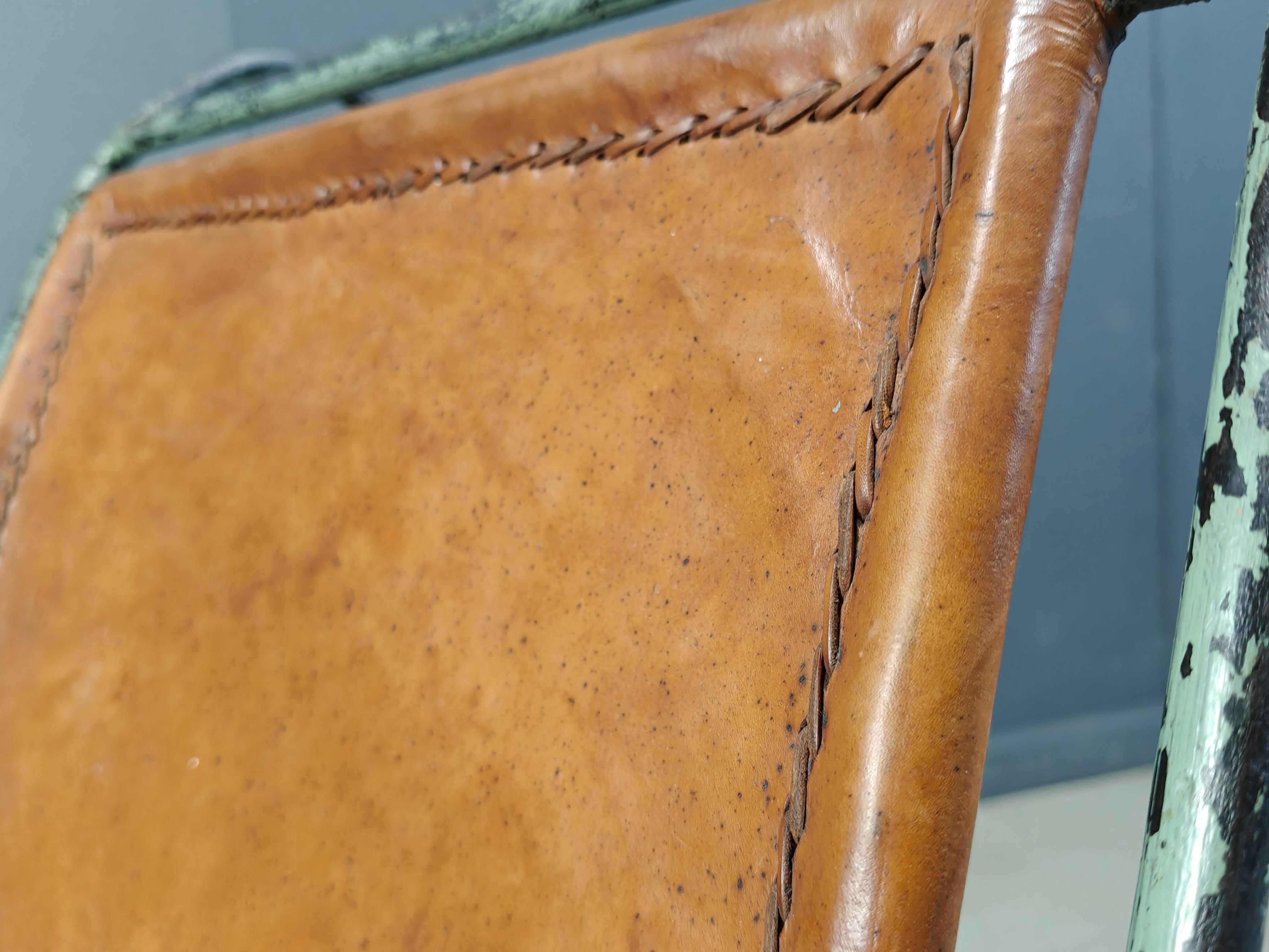 Questi devono  sono le sedie più eleganti che abbiamo visto finora.

Realizzate in ferro battuto patinato, con sedili in pelle cuciti e un bellissimo design, queste sedie da pranzo rustiche saranno un vero e proprio colpo d'occhio per i tuoi