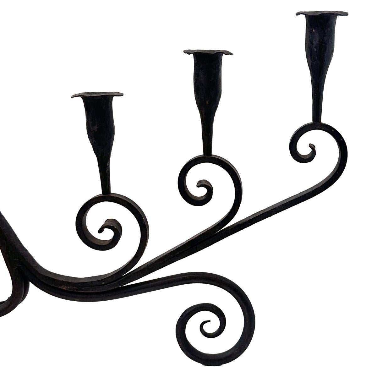 Coppia di candelabri a testa di drago in ferro martellato spagnolo del 1900 circa.

Misure:
Altezza: 9