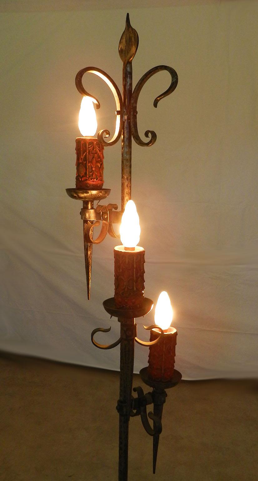 Spanish Wrought Iron Floor Lamp Artisan Made One of a Kind, circa 1960 In Good Condition In Labrit, Landes
