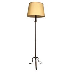 Lampadaire espagnol en fer forgé sur socle tripode