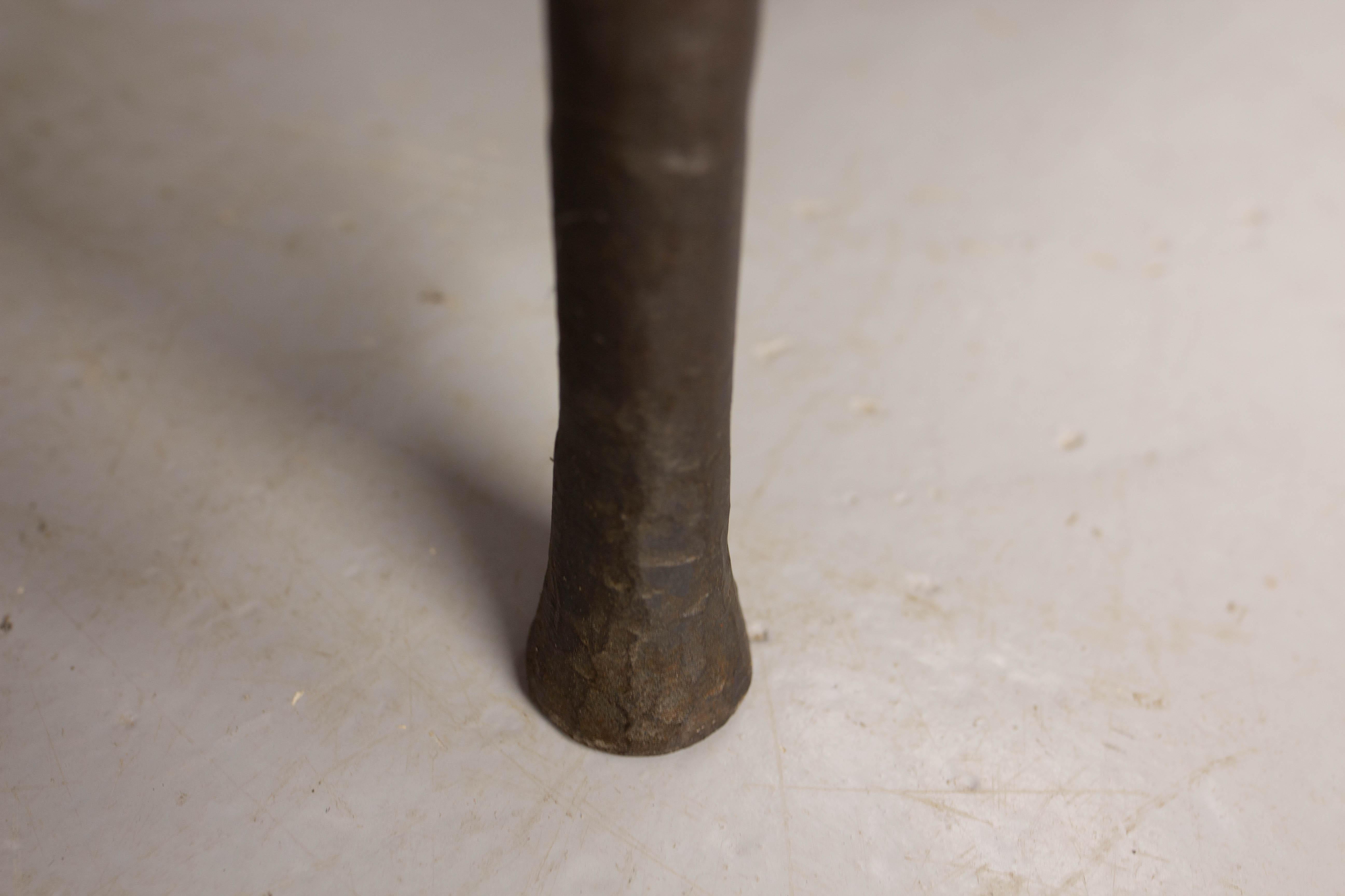 Tavolino da caffè spagnolo in ferro battuto, vetro e pino con maioliche del XIX secolo, circa 1960 in vendita 1