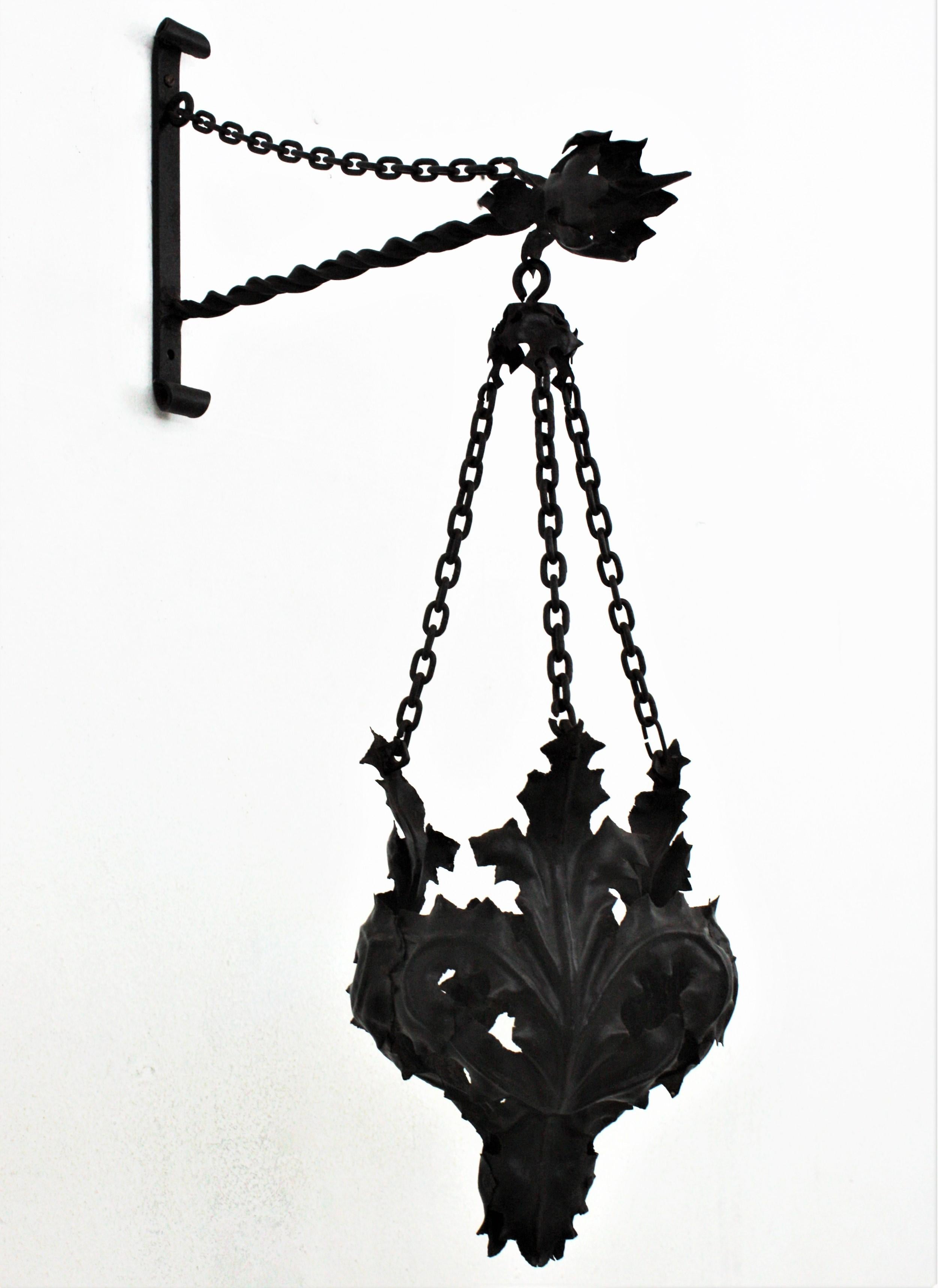 Spanish Wrought Iron Gothic Style Wall Hanging Planter with Foliage Motifs In Good Condition In Barcelona, ES