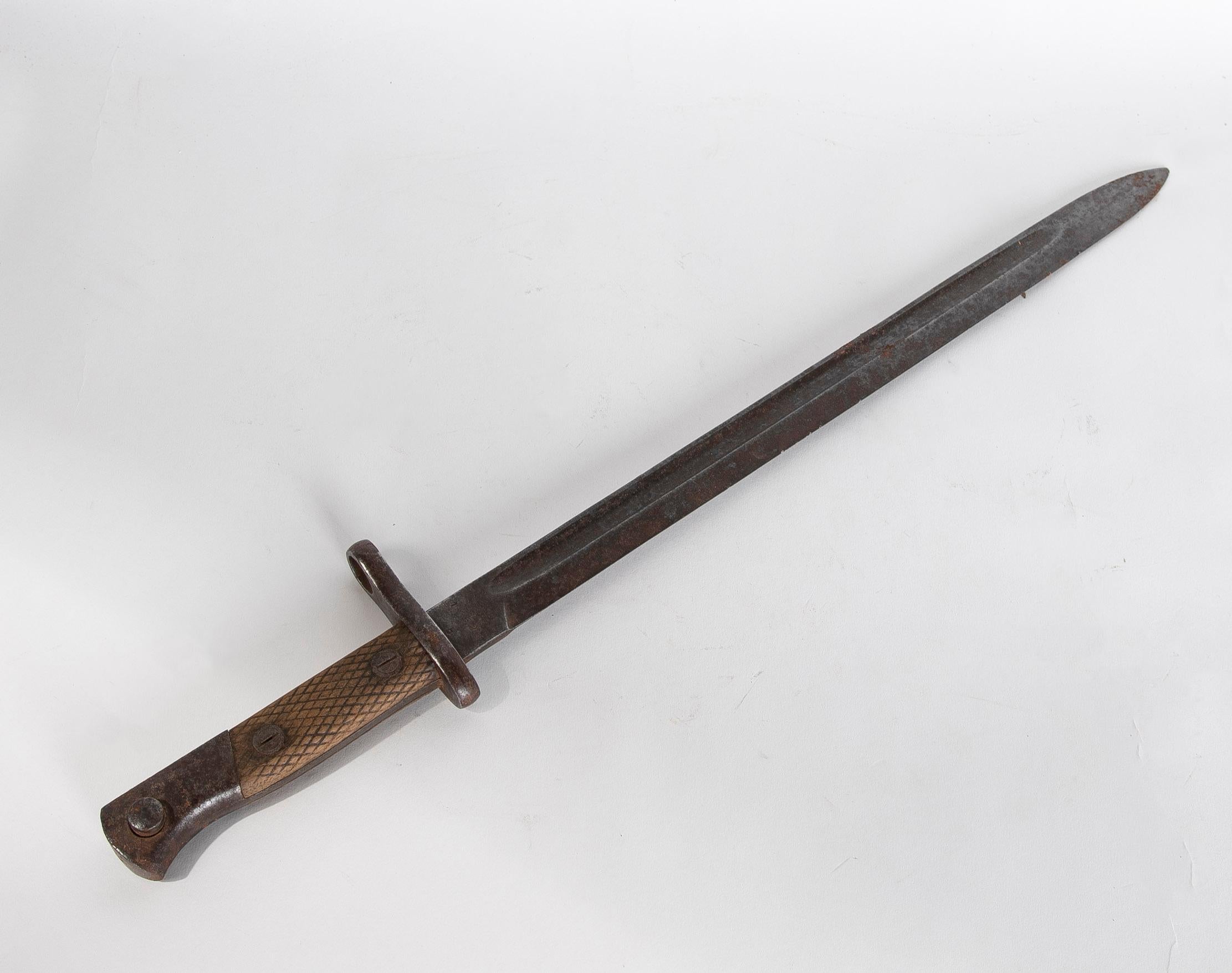 Spanish Wrought Iron Shotgun Bayonet with Hilt and Made in Toledo In Good Condition For Sale In Marbella, ES