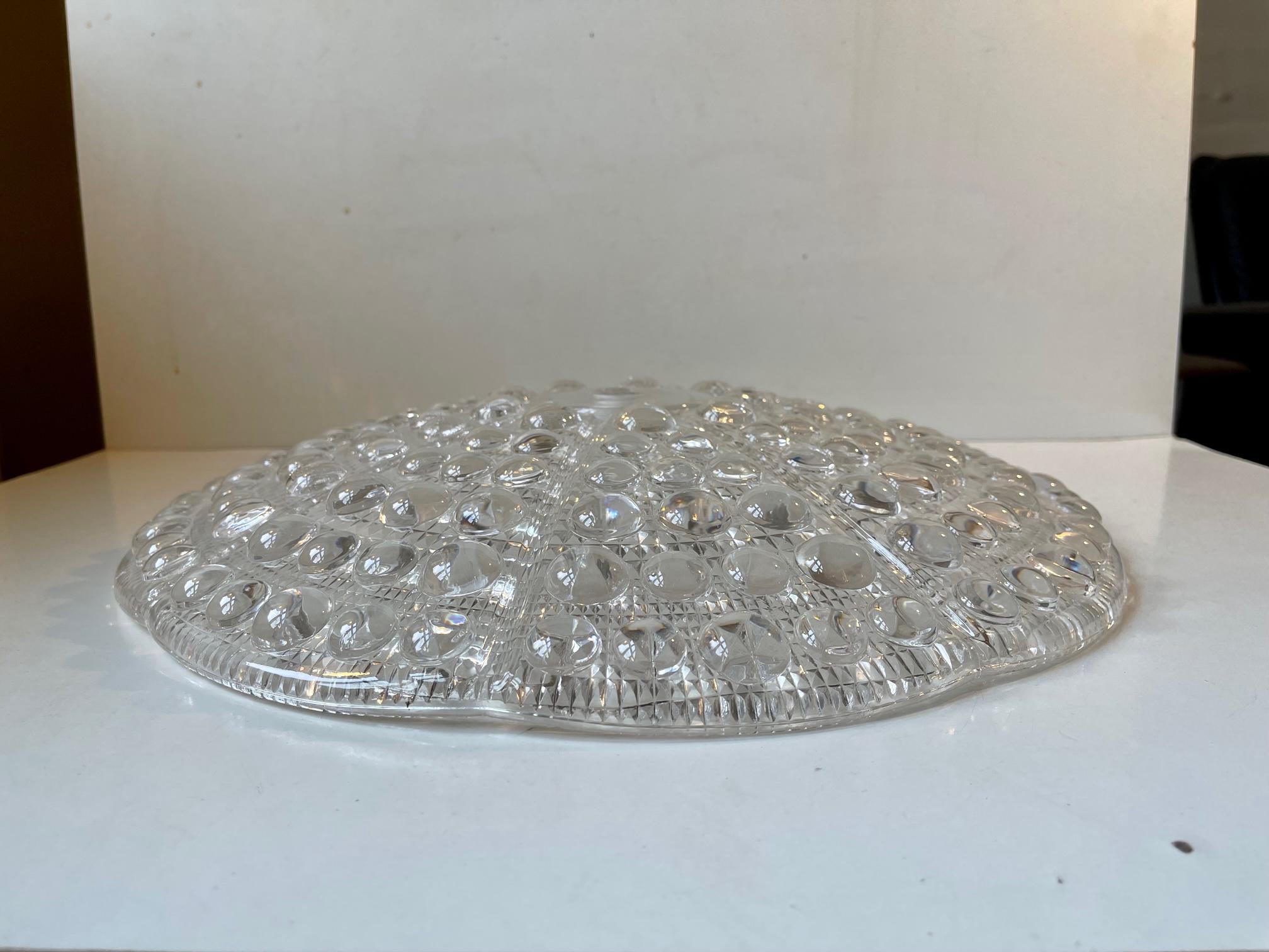 Schwerer Kristallschirm, entworfen von Carl Fagerlund und hergestellt von Orrefors in Schweden in den frühen 1960er Jahren. Geeignet für Unterputzleuchten / Kronleuchter mit dieser Art von Beschattung. Abmessungen: D: 40 cm, H/T: 6,5. 4 verfügbar -