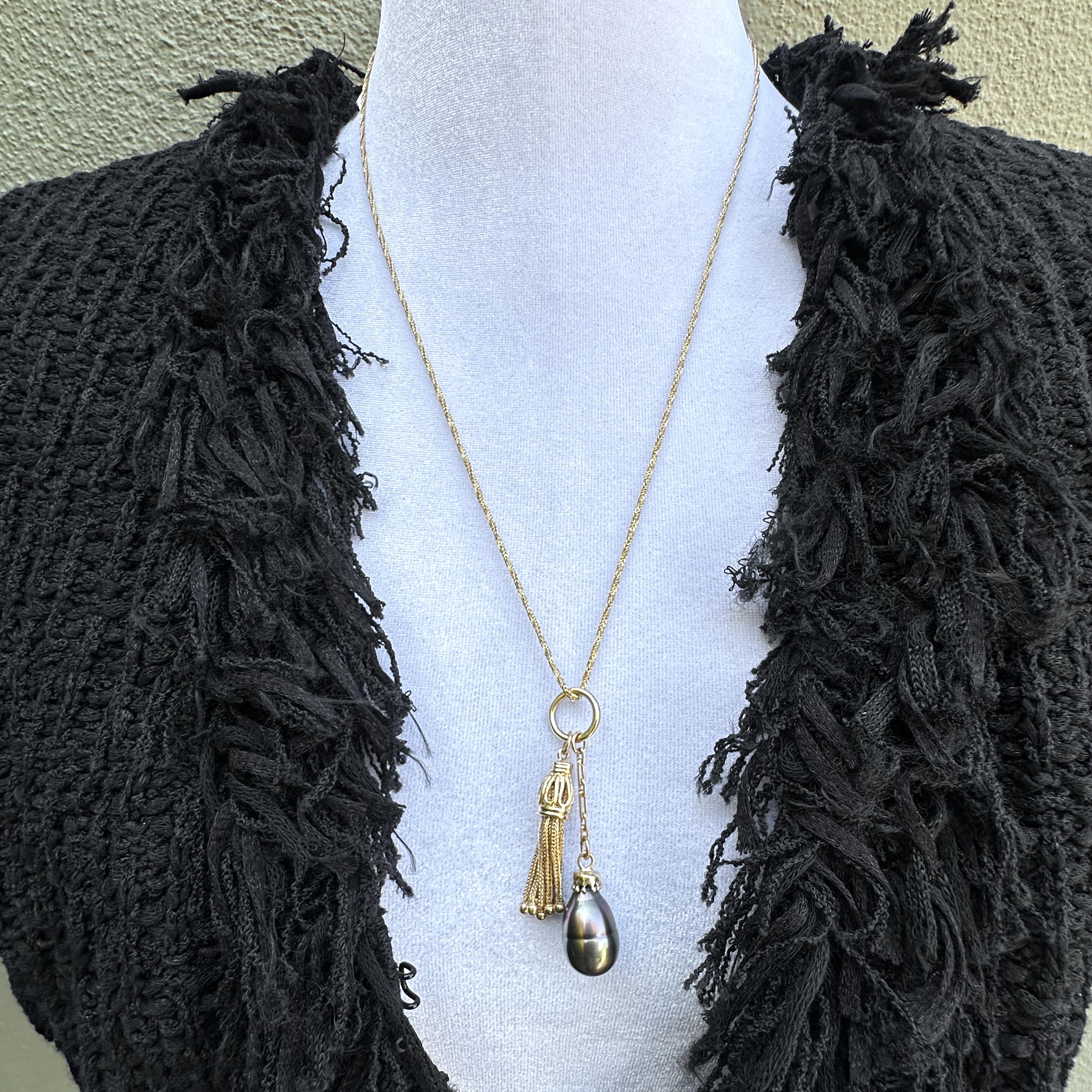 Questa versatile collana è stata realizzata da Eytan Brandes ma (ad eccezione della perla) è composta interamente da pezzi di ricambio vintage.

La perla è una splendida Tahitiana viola e verde del nostro buon amico George Hajjar di Seven Seas