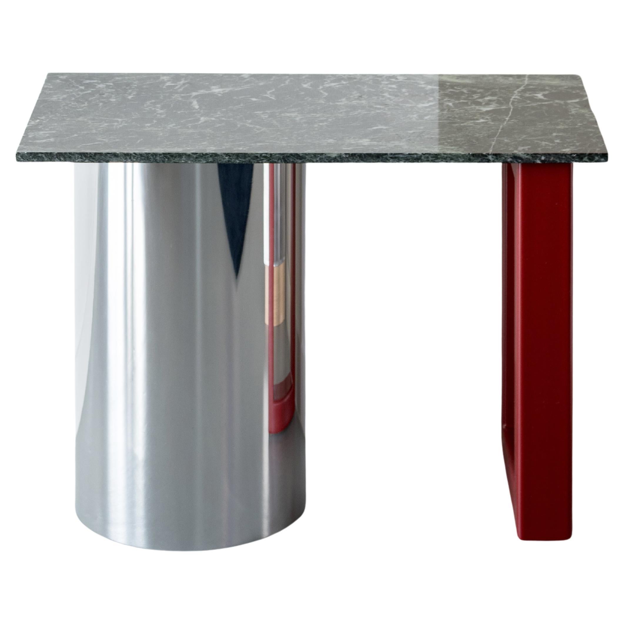 Beistelltisch 'Ersatzteile'. Tisch aus Marmor, poliertem Aluminium und pulverbeschichtetem Stahl
