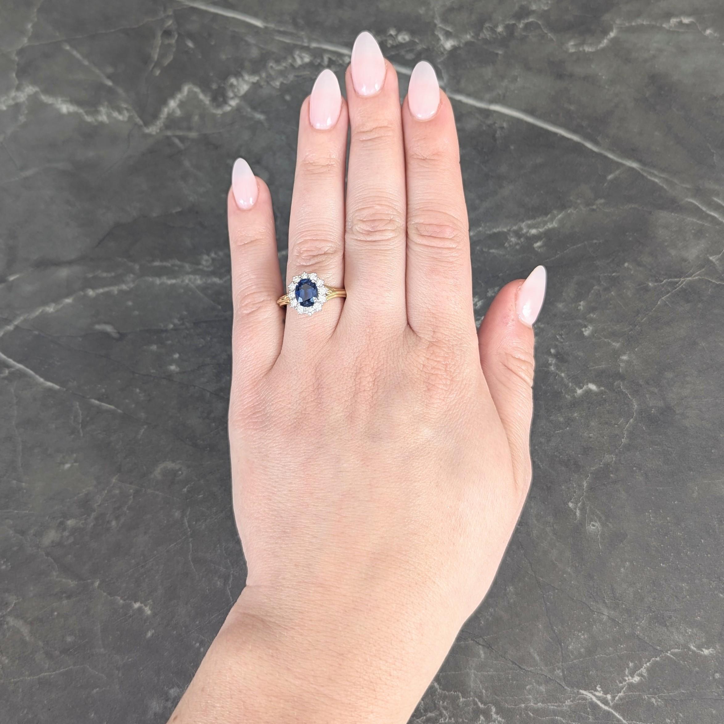 In der Mitte ein ovaler Saphir mit einem Gewicht von etwa 1,65 Karat - transparentes Mittelblau
In Weißgold mit einem Zacken und einem Halo aus runden Diamanten im Brillantschliff besetzt
Mit einem Gesamtgewicht von etwa 0,60 Karat - Farbe G mit