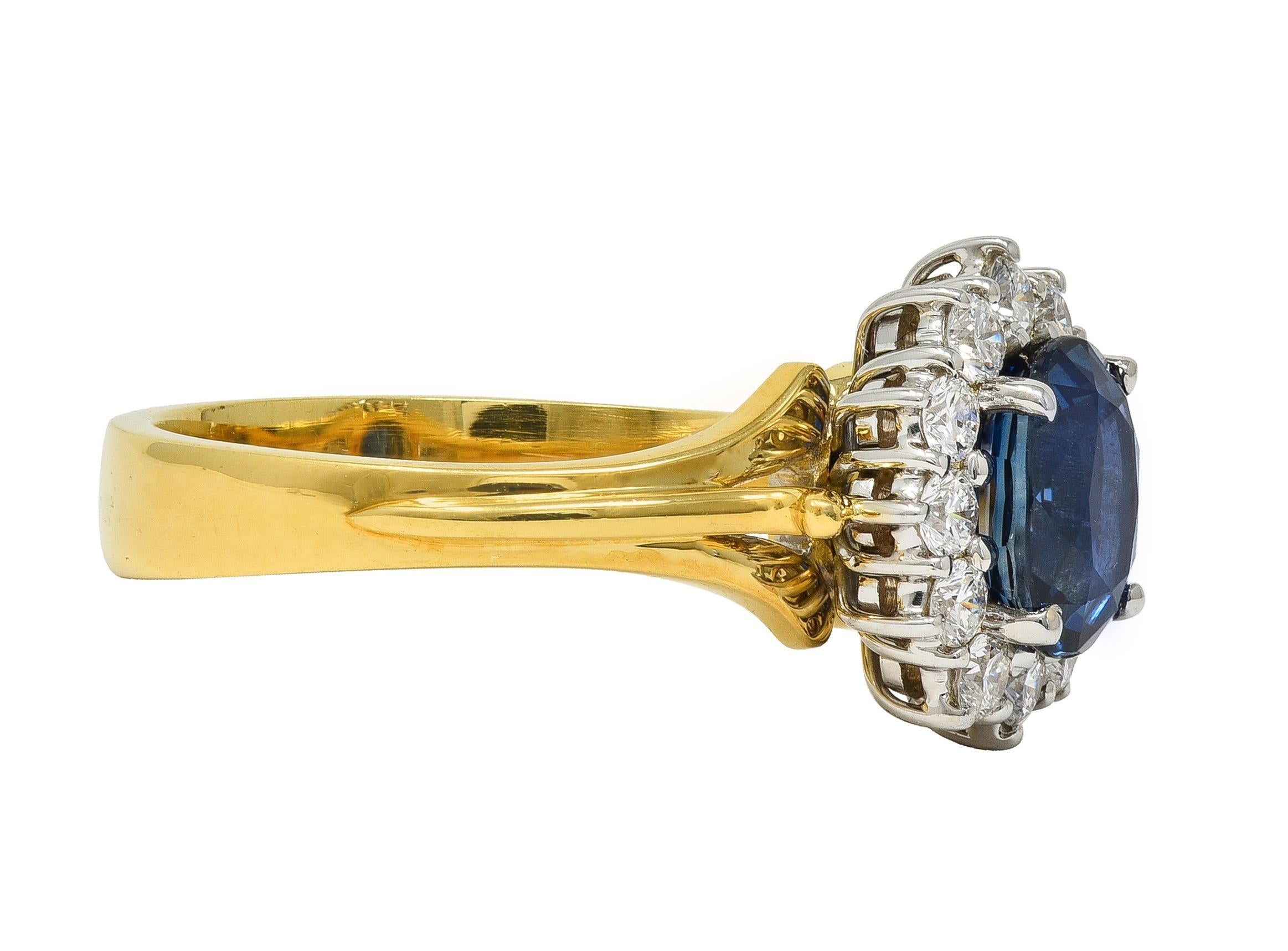 Spark 1990er Jahre 2,25 Karat Saphir Diamant 18 Karat Zweifarbiger Gold Vintage Halo-Ring mit Halo-Ring (Moderne) im Angebot