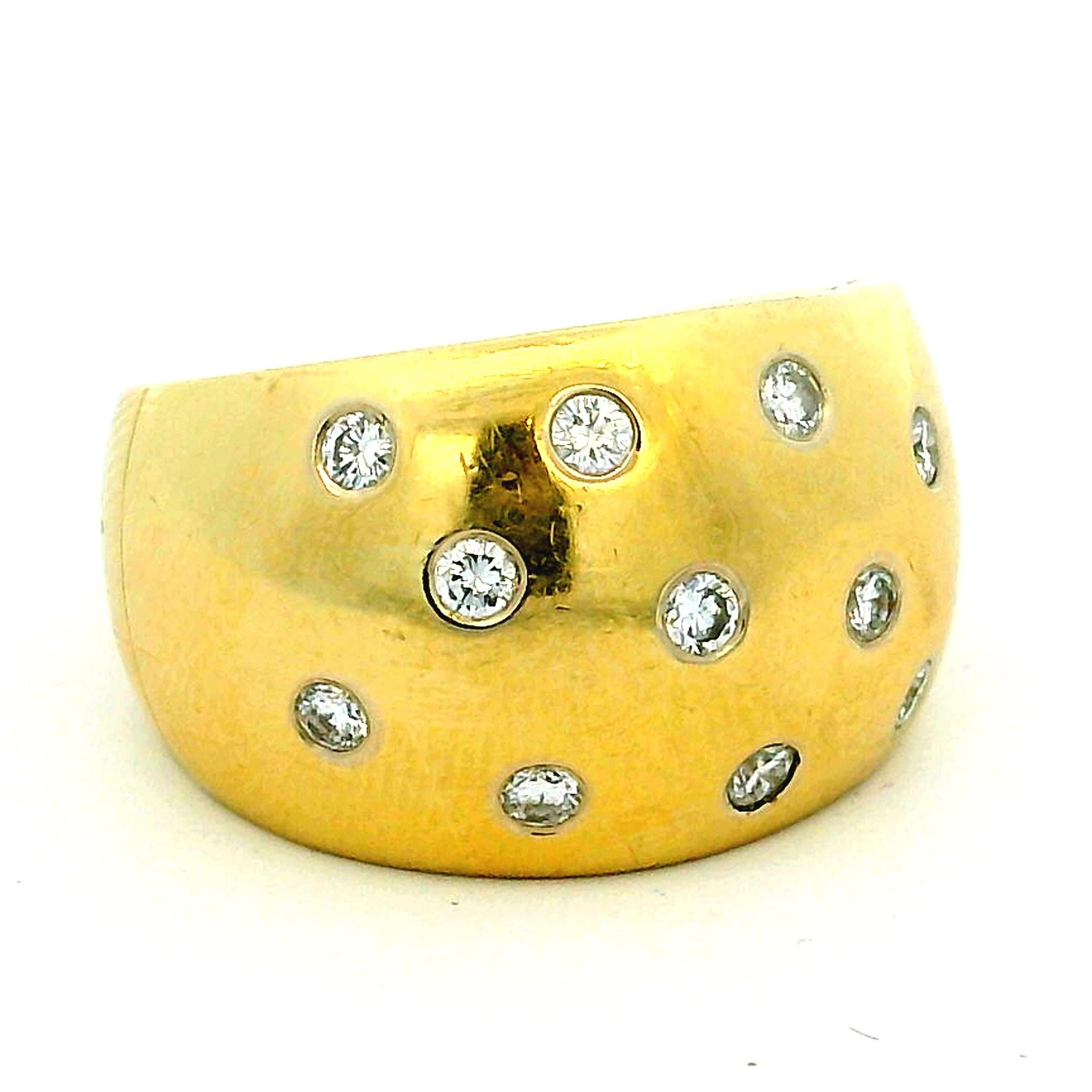 Una bellissima dichiarazione di lusso senza sforzo, questo anello a cupola tempestato di diamanti di Spark Creations dona alla mano un bagliore morbido e scultoreo. Realizzato in ricco oro giallo 18 carati, la superficie è giocosamente disseminata