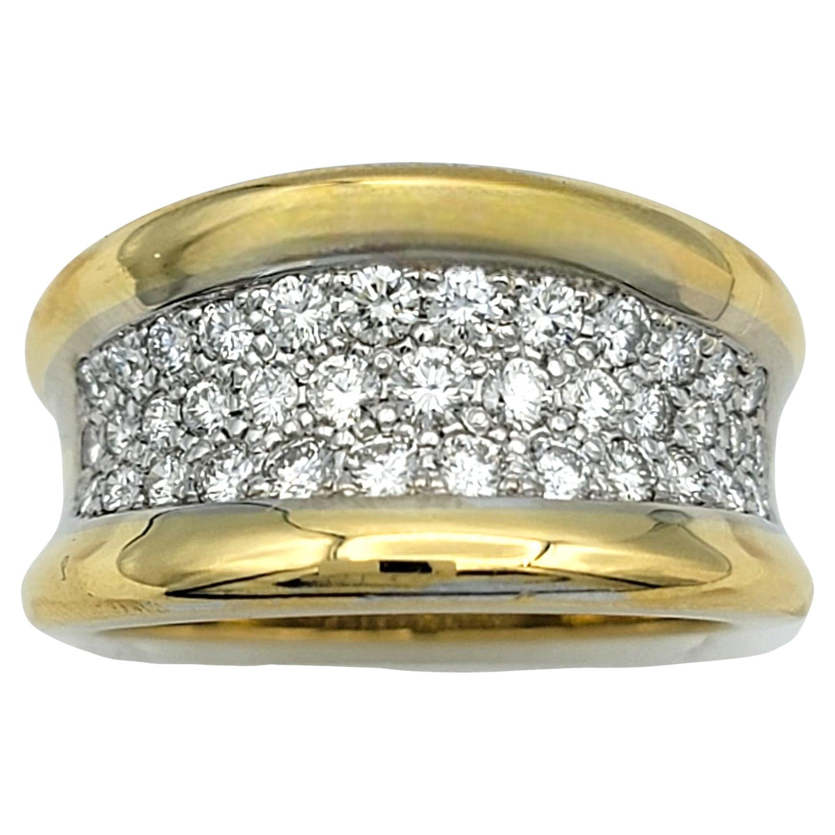 Ringgröße: 7.75

Dieser auffällige Diamantring ist ein wahres Fest des Glanzes und der Handwerkskunst. Sein Herzstück ist eine breite Fläche mit runden Diamanten im Brillantschliff in Pavé-Fassung. Jeder Diamant wurde präzise platziert, um einen