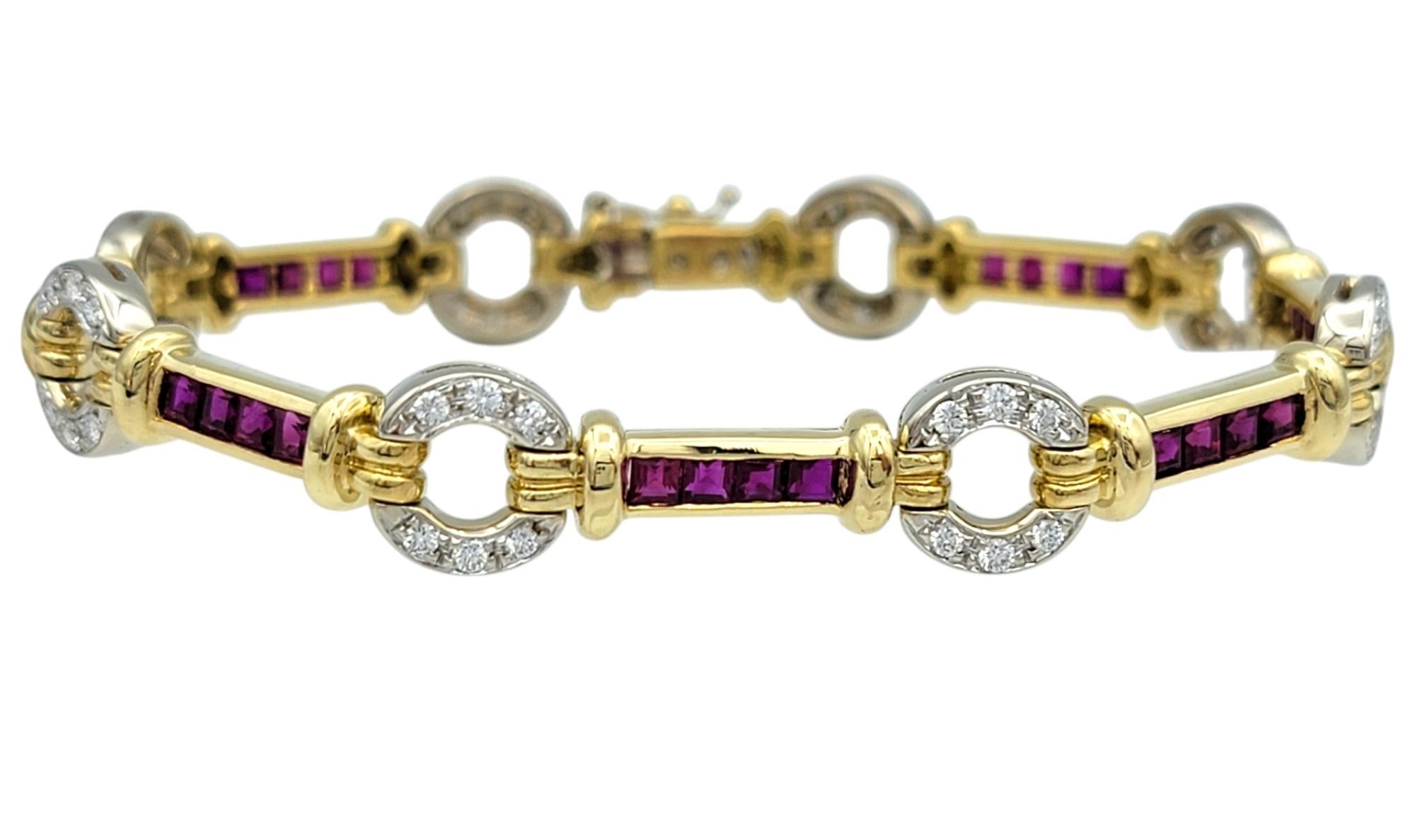 Laissez-vous séduire par le luxe raffiné de ce bracelet à maillons exquis de la célèbre créatrice Spark Creations. Artistiquement fusionné avec des métaux et des pierres précieuses, ce bracelet présente des cercles ouverts bordés d'éblouissants