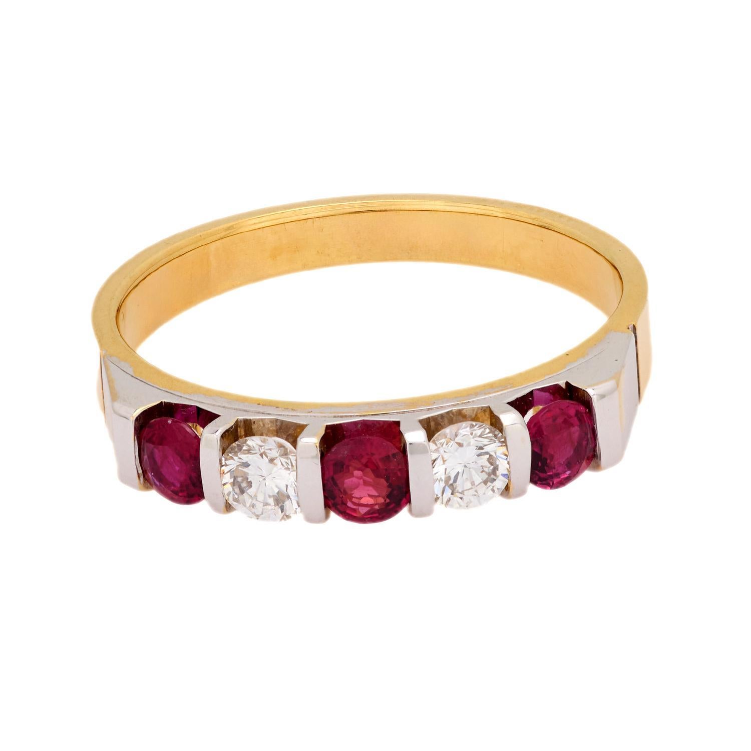 Uno splendido anello con rubino e diamante di Spark! Realizzato in oro bianco e giallo a 18 carati, questo anello presenta cinque pietre che corrono orizzontalmente lungo la parte anteriore del delicato pezzo. Tre delle pietre sono rubini di taglio