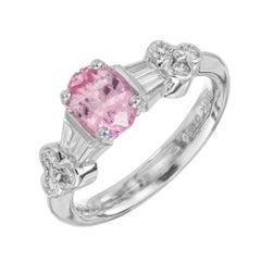 Platin-Verlobungsring mit funk GIA 1,36 Karat rosa ovalem Saphir und Diamant