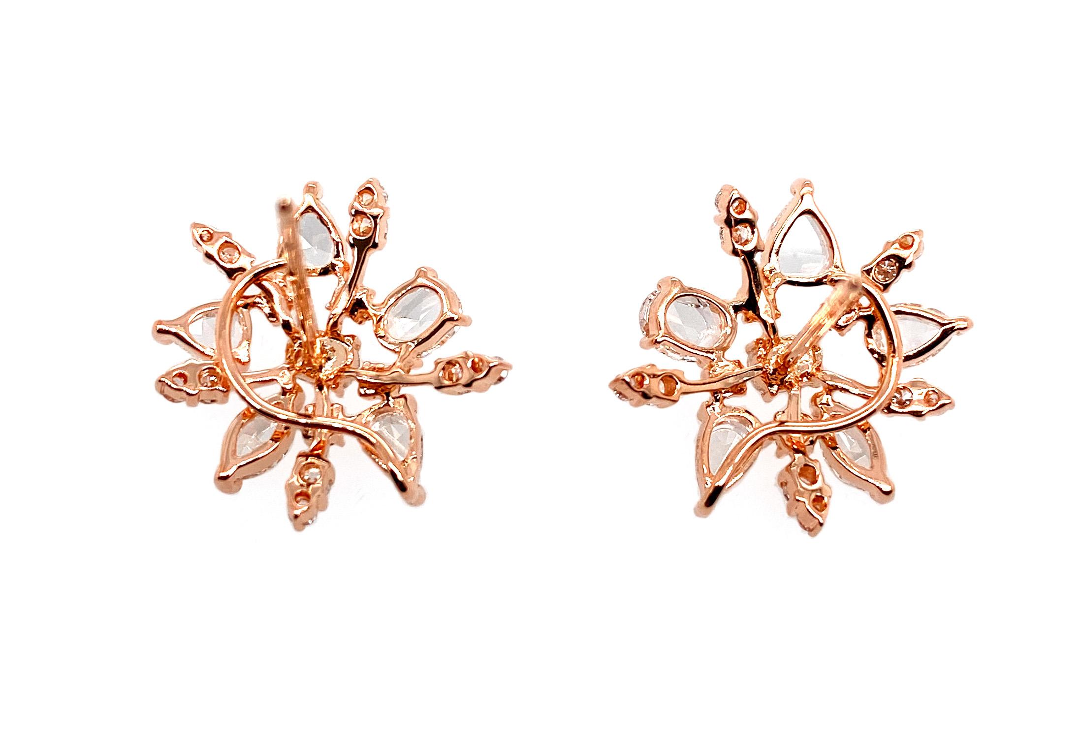 Artisan Dilys' Boucles d'oreilles en or rose 18 carats et diamants blancs à motifs scintillants en vente