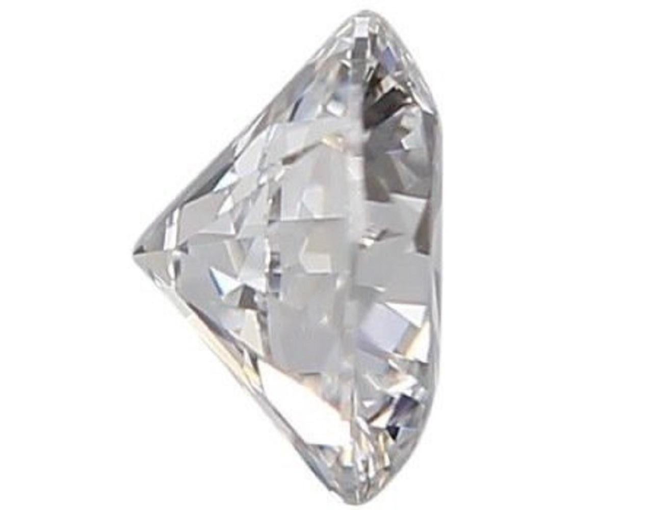 1 funkelnder natürlicher runder Diamant im Brillantschliff von 0,9 Karat I VVS1 mit sehr gutem Schliff. Dieser Diamant wird mit GIA-Zertifikat und Laserbeschriftungsnummer geliefert.

SKU: C-DSPV-167351-3
GIA 6451226991