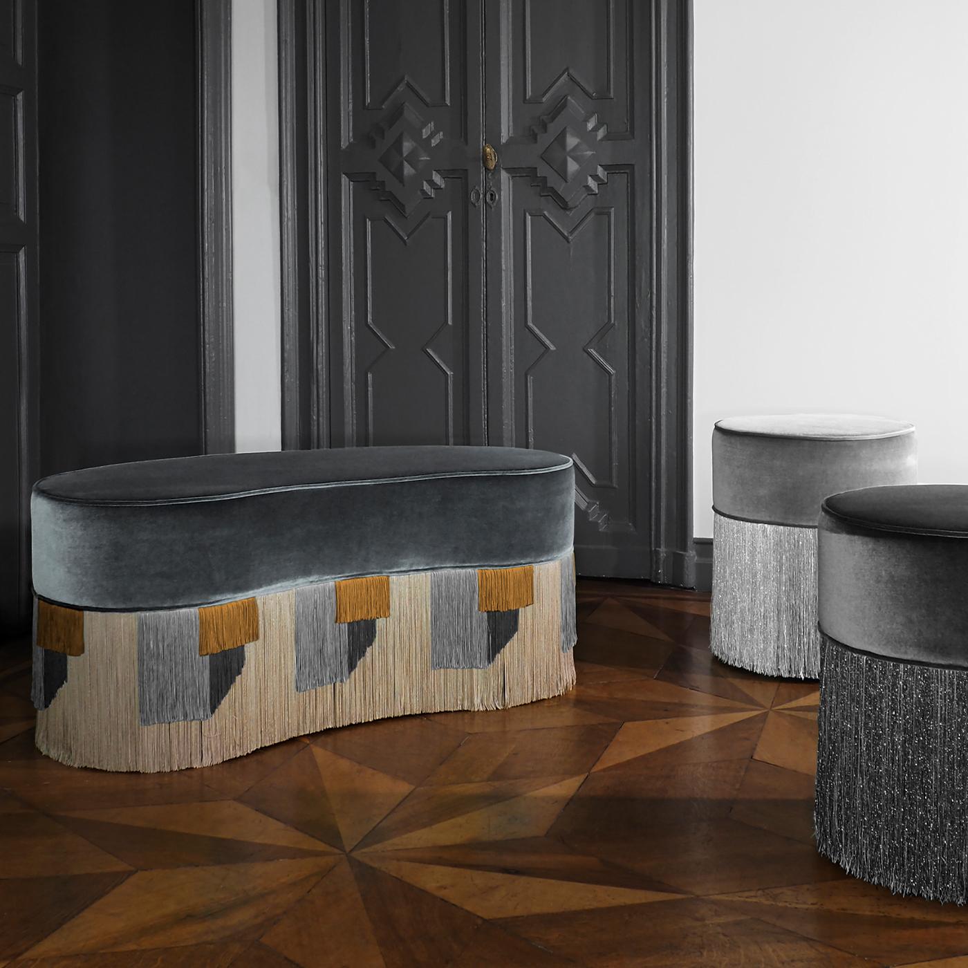 Los colores intensos, la geometría sencilla y la atención al detalle son los rasgos distintivos de la Colección Destello de la diseñadora milanesa Lorenza Bozzoli. Esta original otomana, una pieza sofisticada y llamativa para el dormitorio, la