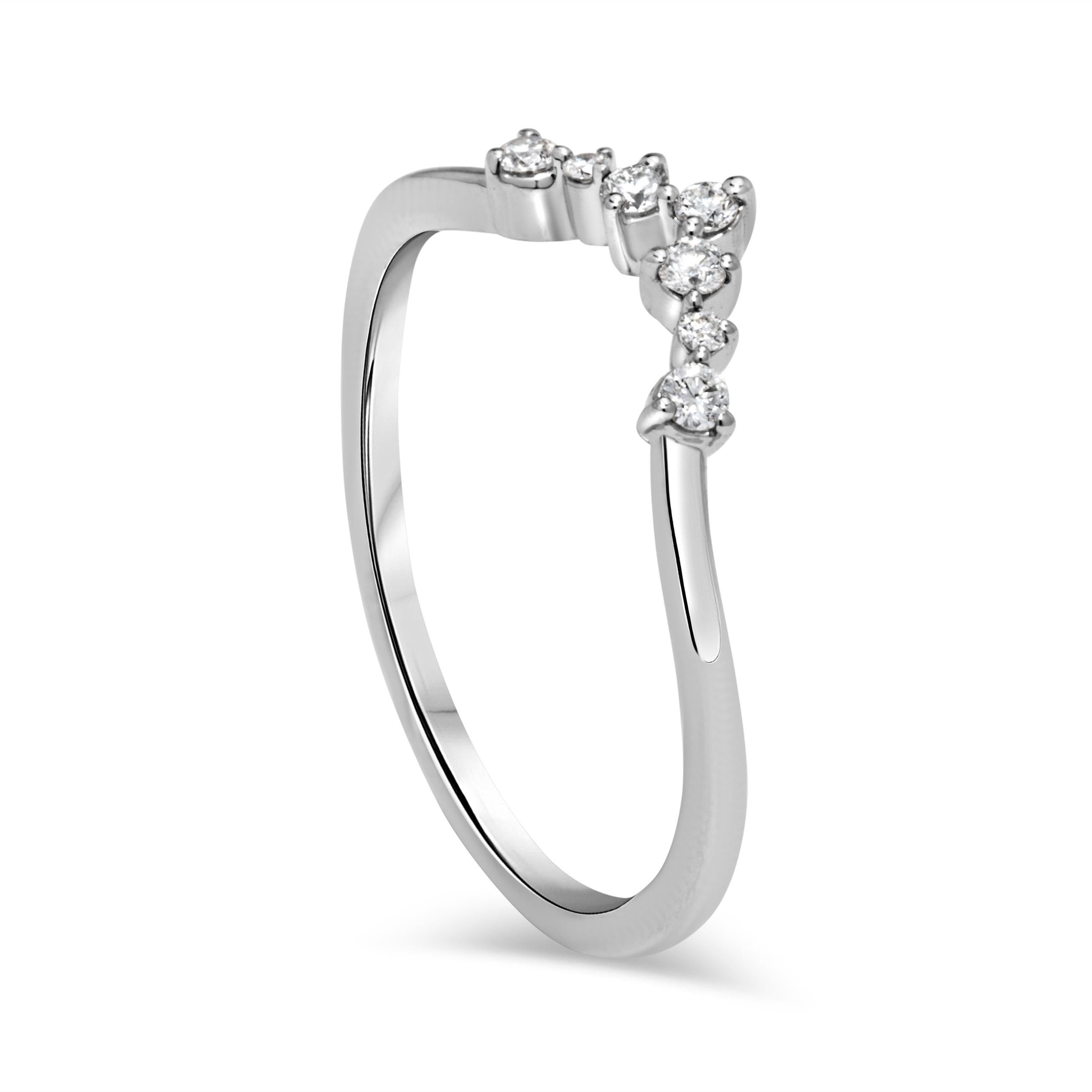 Modischer Ring aus 14 Karat Weißgold, mit runden Diamanten von insgesamt 0,11 Karat. Die Farbe der Diamanten wird mit F-G bewertet, was bedeutet, dass sie nahezu farblos und von hervorragender Qualität sind. Die Reinheit der Diamanten wird mit SI