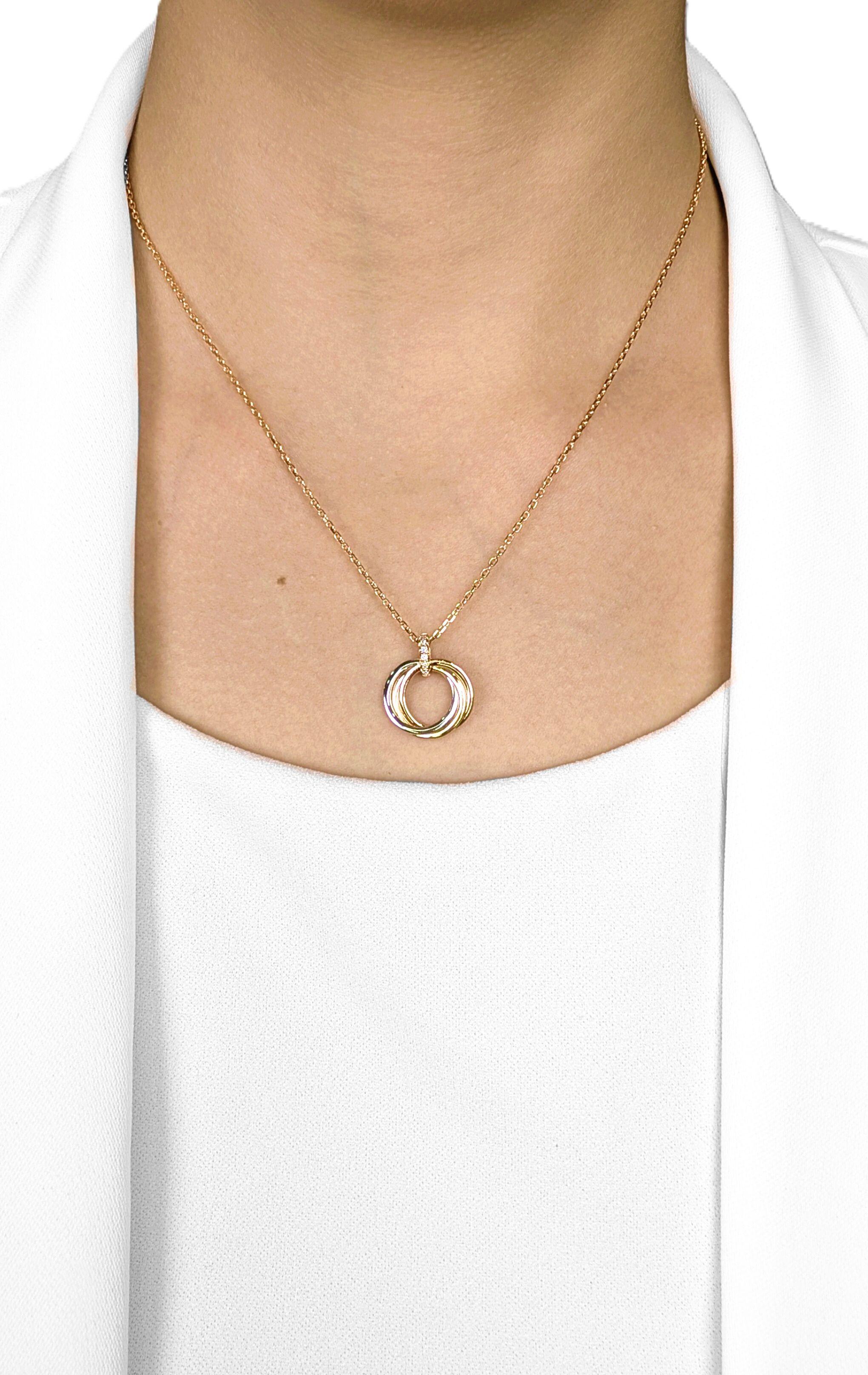 Questa delicata collana brilla con 34 diamanti tondi brillanti naturali per un totale di 0,17 carati, ciascuno classificato di colore H e purezza SI per una brillantezza discreta. L'esclusivo design in oro 18 carati tricolore, che unisce i toni del