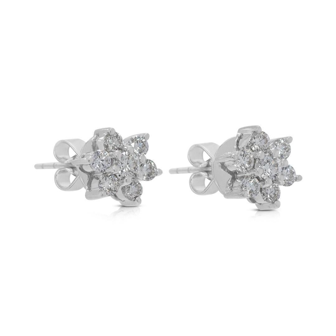 Taglio rotondo Sparkling 0.22ct Natural Diamond Flower Stud Earrings in 18K White Gold in vendita
