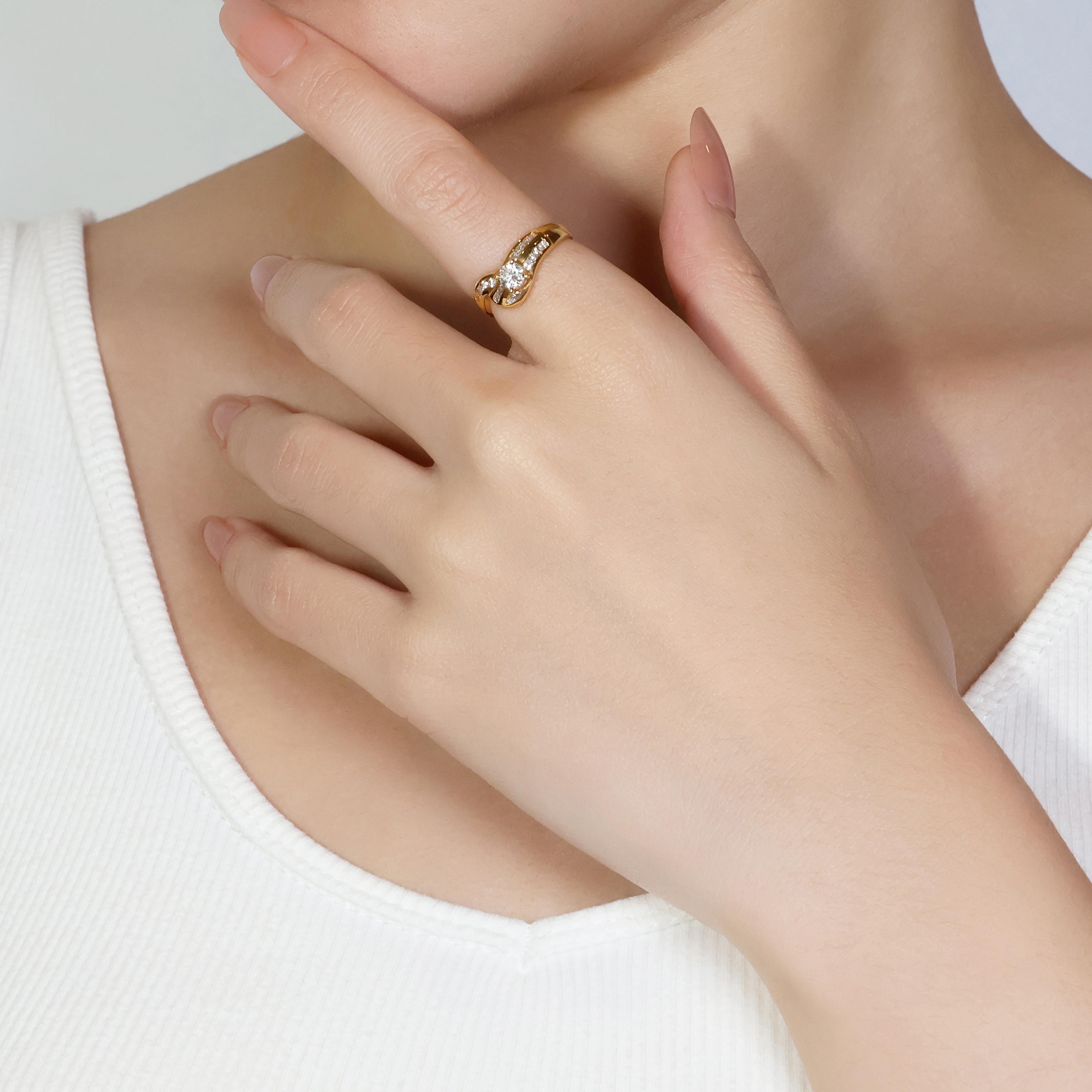 Cette bague en or jaune 20k dévoile des diamants étincelants ! Cette pièce captivante est ornée d'un superbe diamant rond brillant de 0,25 carat, d'une pureté VS et d'une pureté proche de l'incolore, pour une brillance exceptionnelle. Le diamant