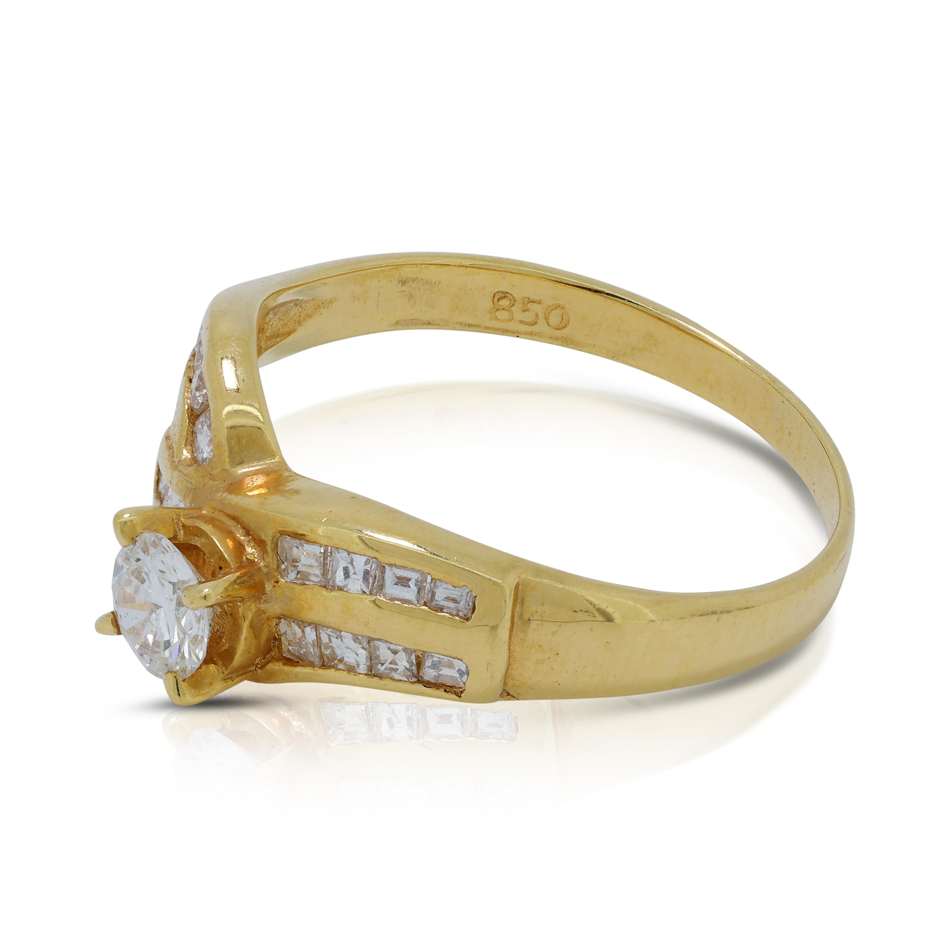 Taille ronde Bague étincelante en or jaune 20 carats pavé de diamants 0,25 carat avec diamants latéraux en vente