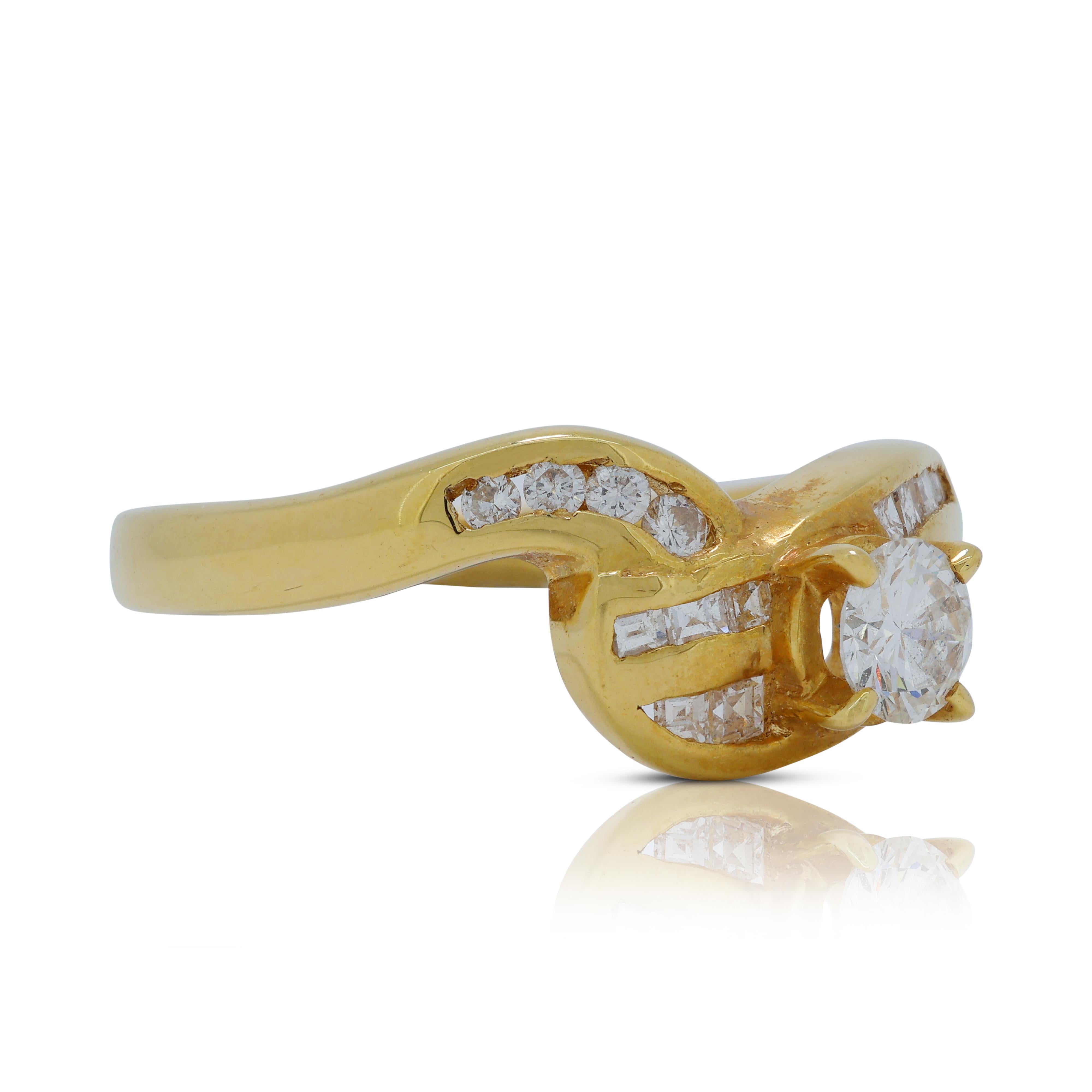 Bague étincelante en or jaune 20 carats pavé de diamants 0,25 carat avec diamants latéraux Excellent état - En vente à רמת גן, IL