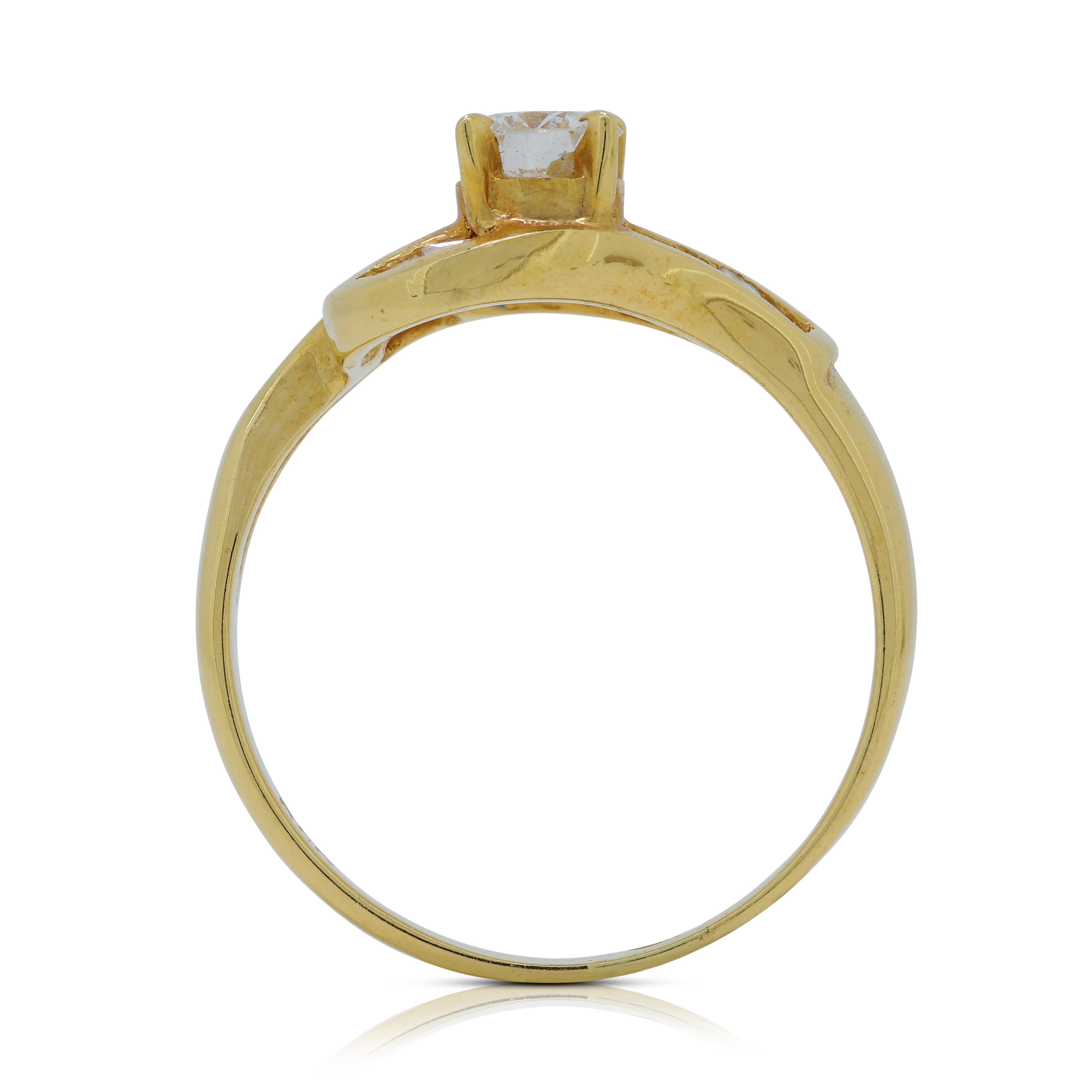 Bague étincelante en or jaune 20 carats pavé de diamants 0,25 carat avec diamants latéraux Pour femmes en vente